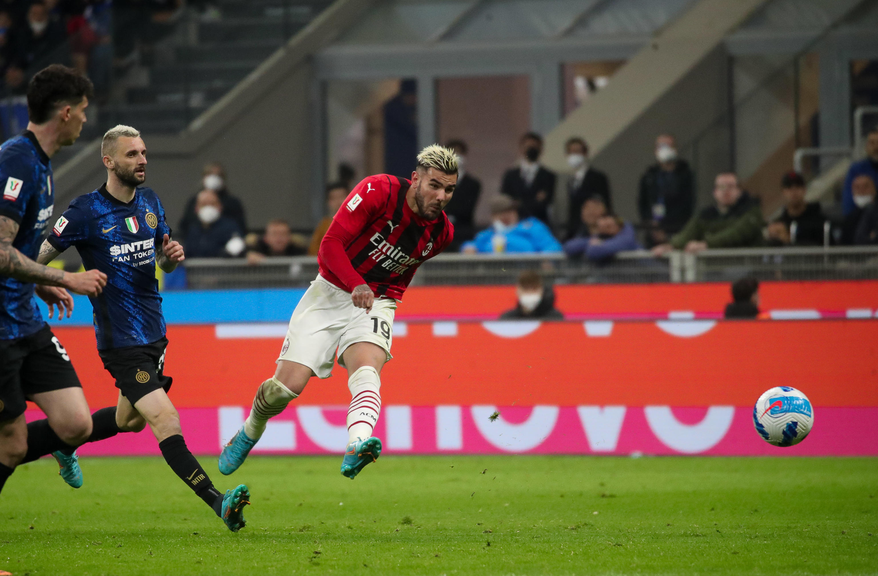 epa09897970 AC Milan's defender Theo Hernandez in action during the Italy Cup Coppa Italia semifinal second leg soccer match between Fc Inter  and Ac Milan at Giuseppe Meazza stadium in Milan, Italy, 19 April 2022.  EPA-EFE/ROBERTO BREGANI