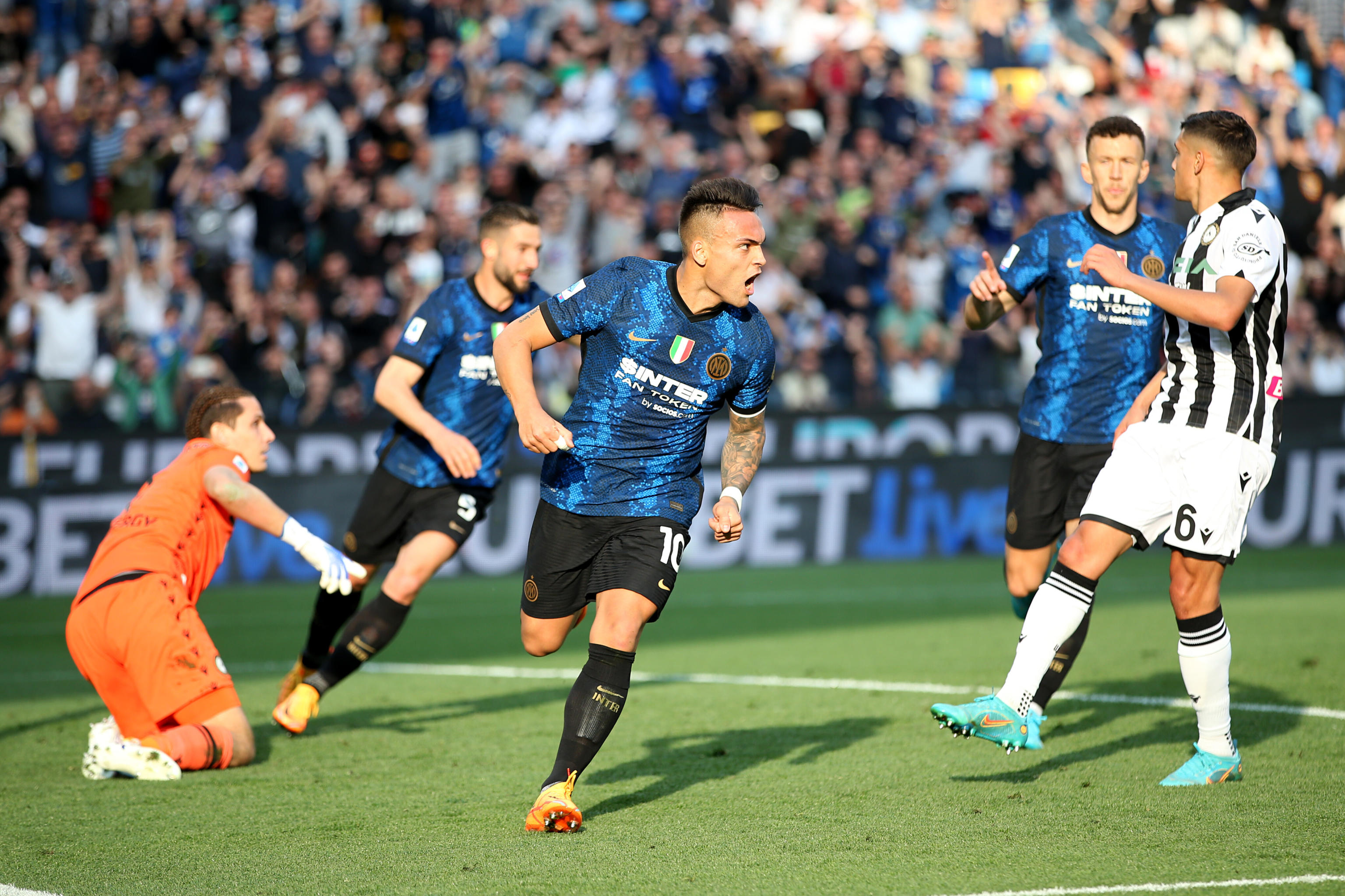 epa09921025 Inter?s Lautaro Martinez (C) celebrates after scoring during the Italian Serie A soccer match Udinese Calcio vs FC Internazionale at the Friuli - Dacia Arena stadium in Udine, Italy, 01 May 2022.  EPA-EFE/GABRIELE MENIS