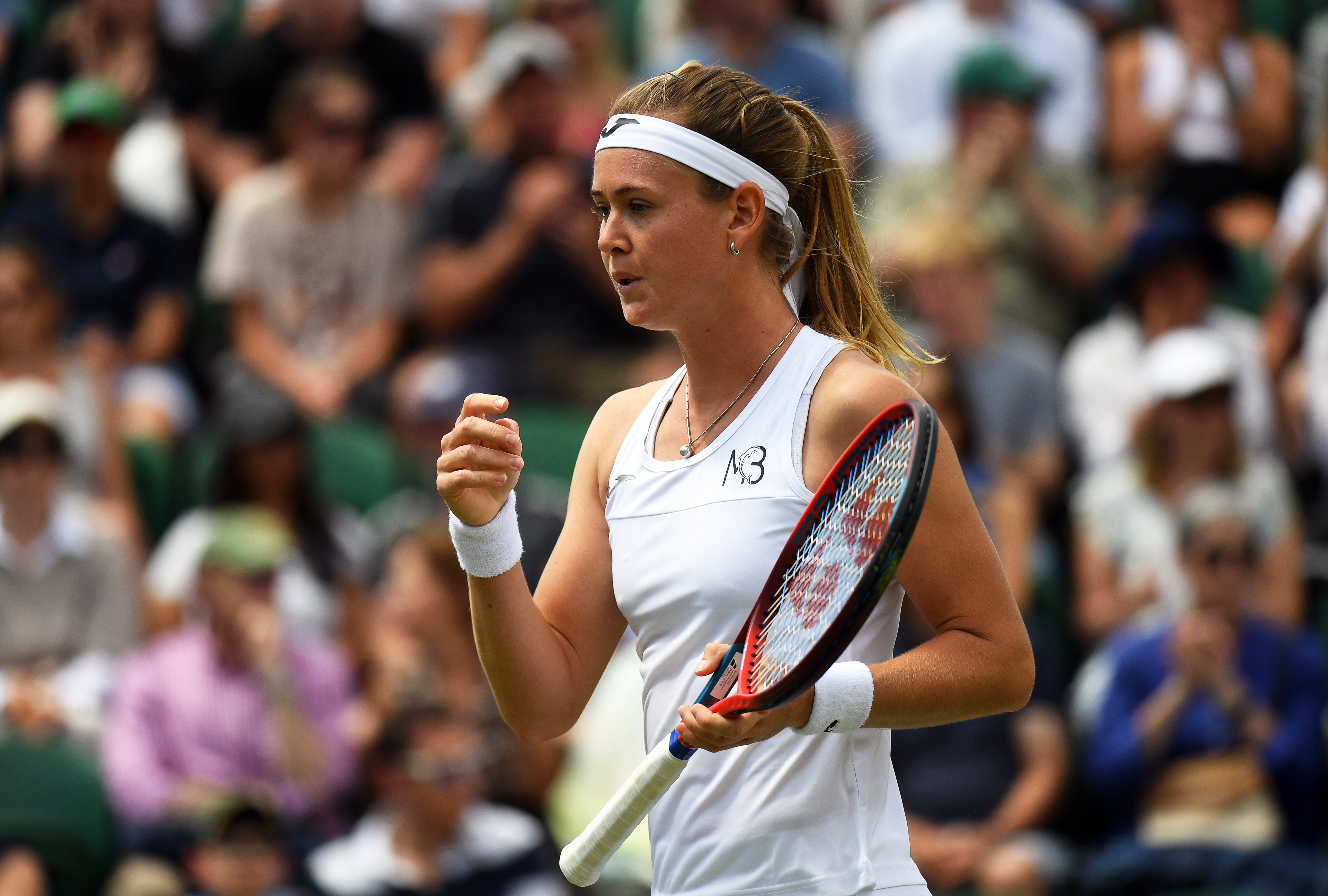 epa10049543 Marie Bouzkova of the Czech Republic reacts during her women's 4th round match against Caroline Garcia of France at the Wimbledon Championships in Wimbledon, Britain, 03 July 2022.  EPA-EFE/NEIL HALL   EDITORIAL USE ONLY