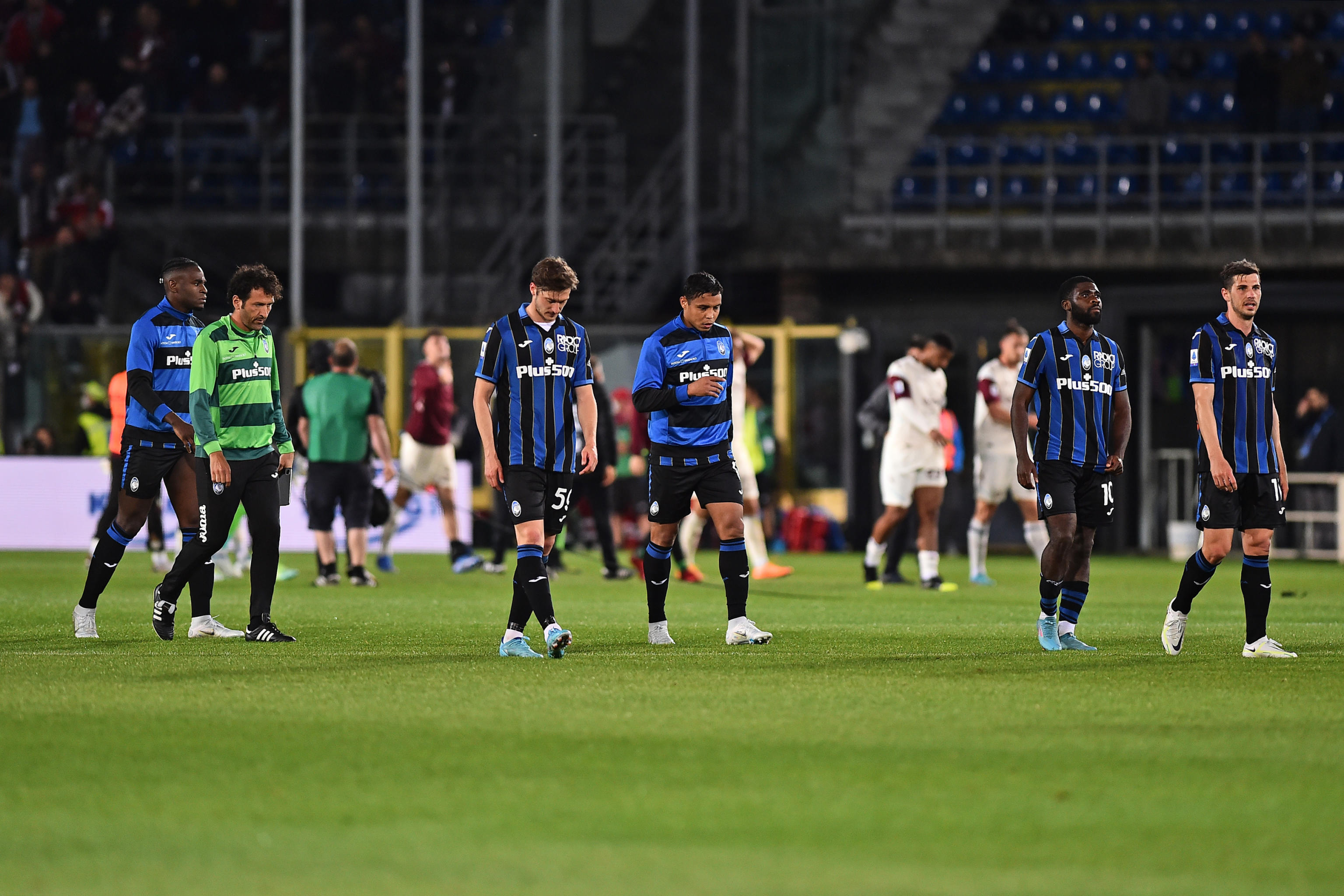 epa09923234 Atalanta players react at the end of the Italian Serie A soccer match Atalanta BC vs US Salernitana 1919 at the Gewiss Stadium in Bergamo, Italy, 02 May 2022.  EPA-EFE/PAOLO MAGNI
