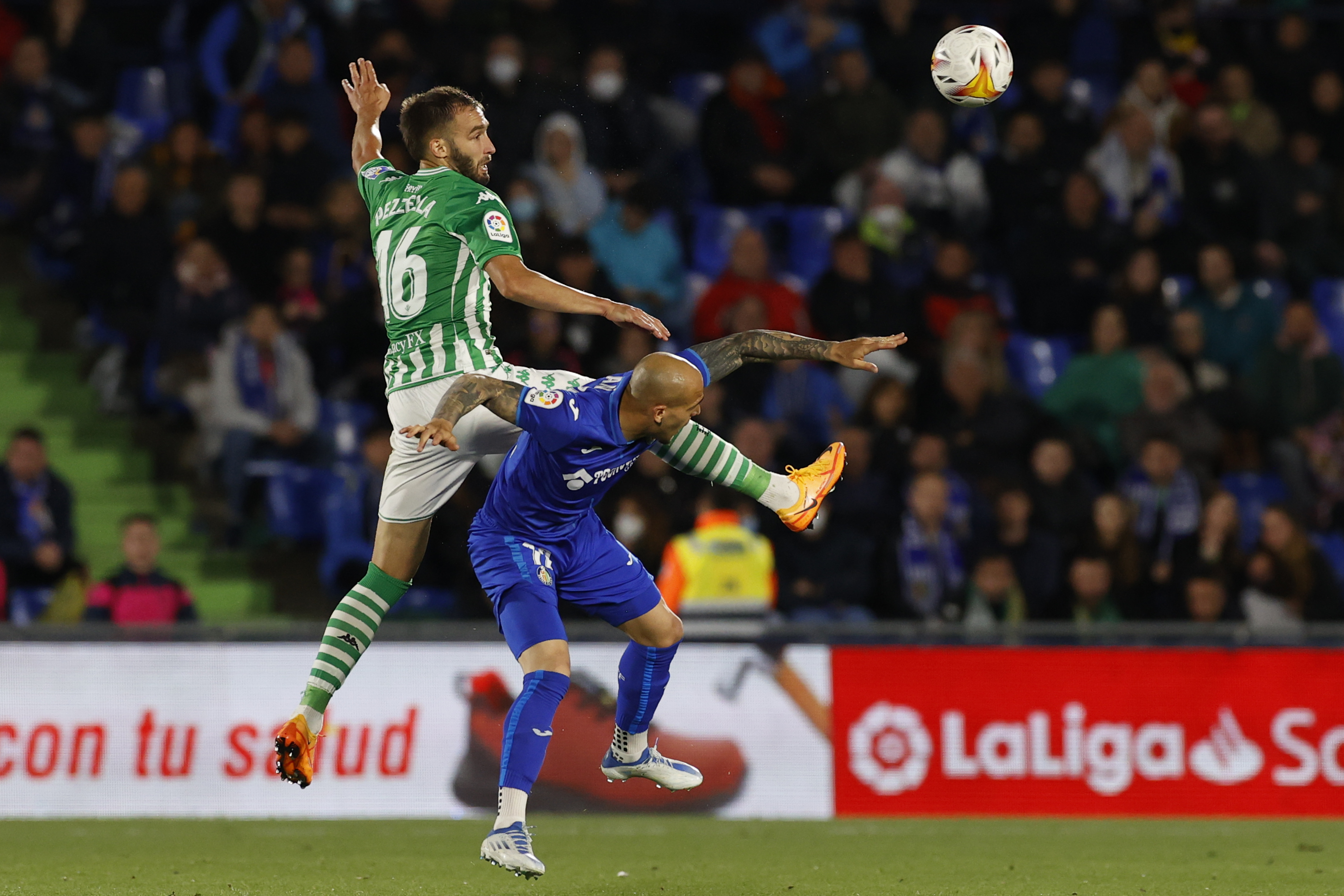 epa09923241 Getafe's Sandro Ramirez (R) in action against Betis' German Pezzella (L) during the Spanish LaLiga soccer match between Getafe CF and Real Betis held at Coliseum Stadium, in Getafe, Madrid, 02 May 2022.  EPA-EFE/Juan Carlos Hidalgo