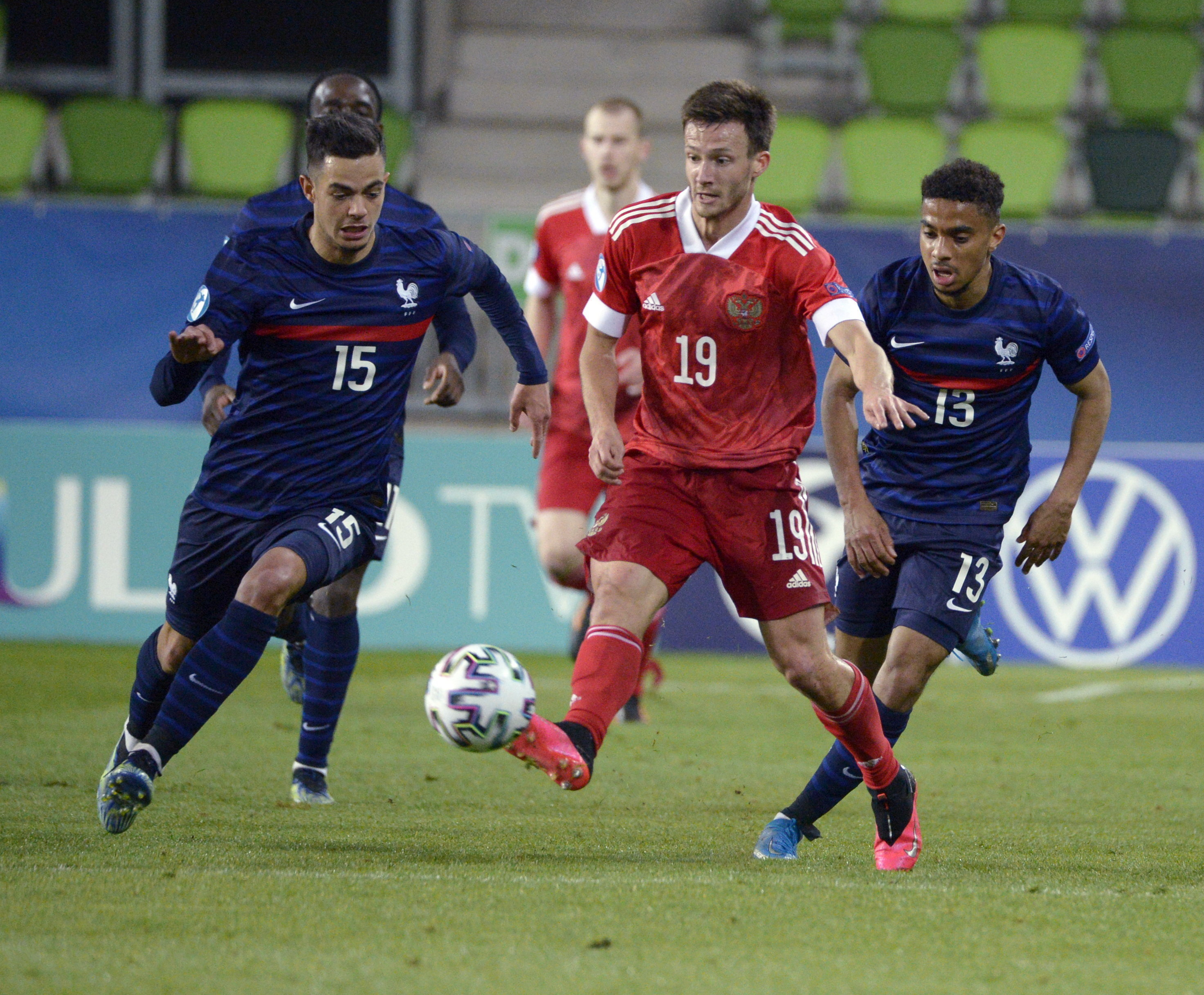 epa09103930 Daniil Lesovoy (C) of Russia vies for the ball with Romain Faivre (L) of France during the UEFA European Under-21 Championship match between Russia and France in Szombathely, Hungary, 28 March 2021.  EPA-EFE/CSABA KRISZAN HUNGARY OUT