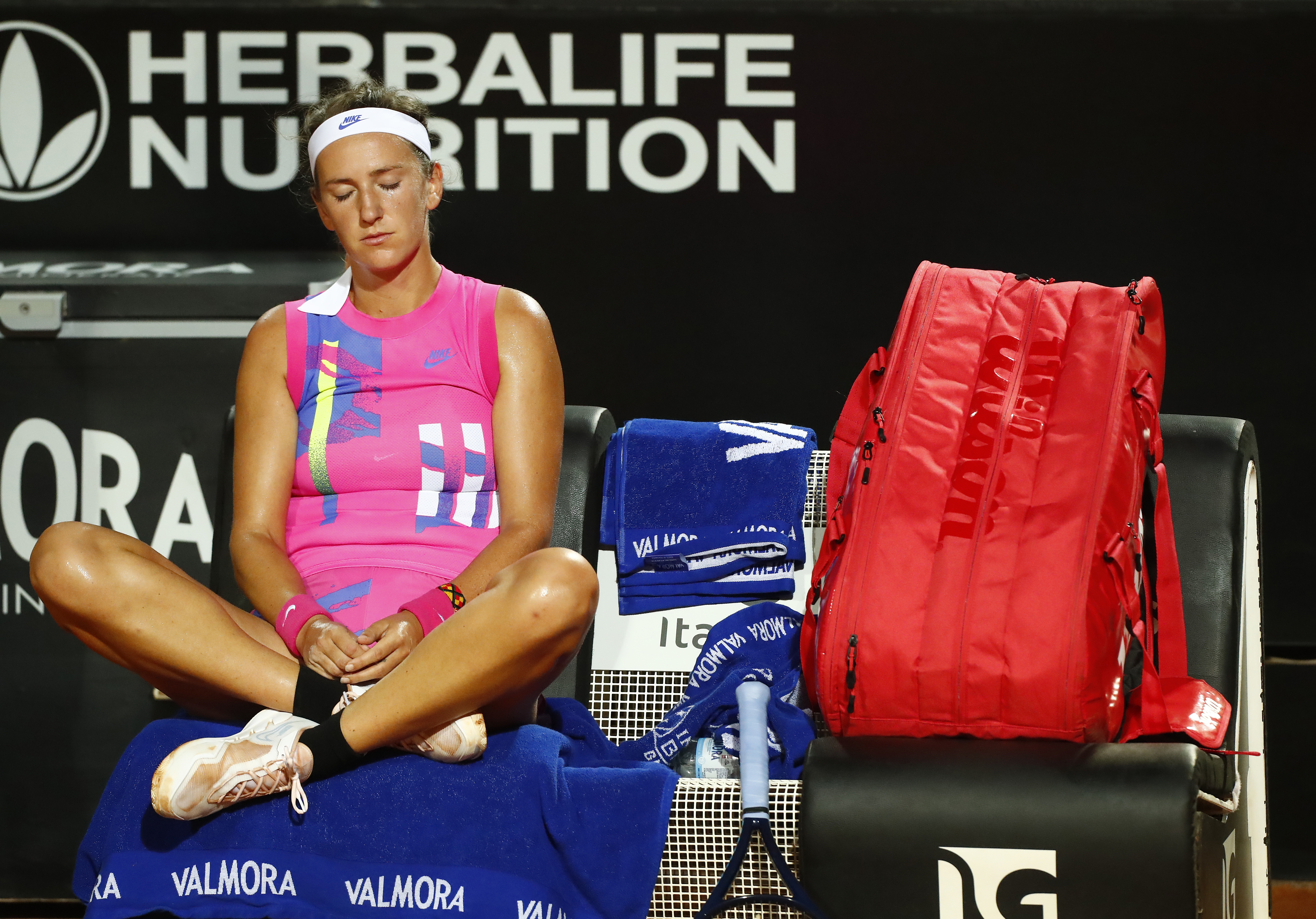 epa08677031 Victoria Azarenka of Belarus during a break in her second round match against Sofia Kenin of the US at the Italian Open in Rome, Italy, 17 September 2020.  EPA-EFE/Angelo Carconi / POOL