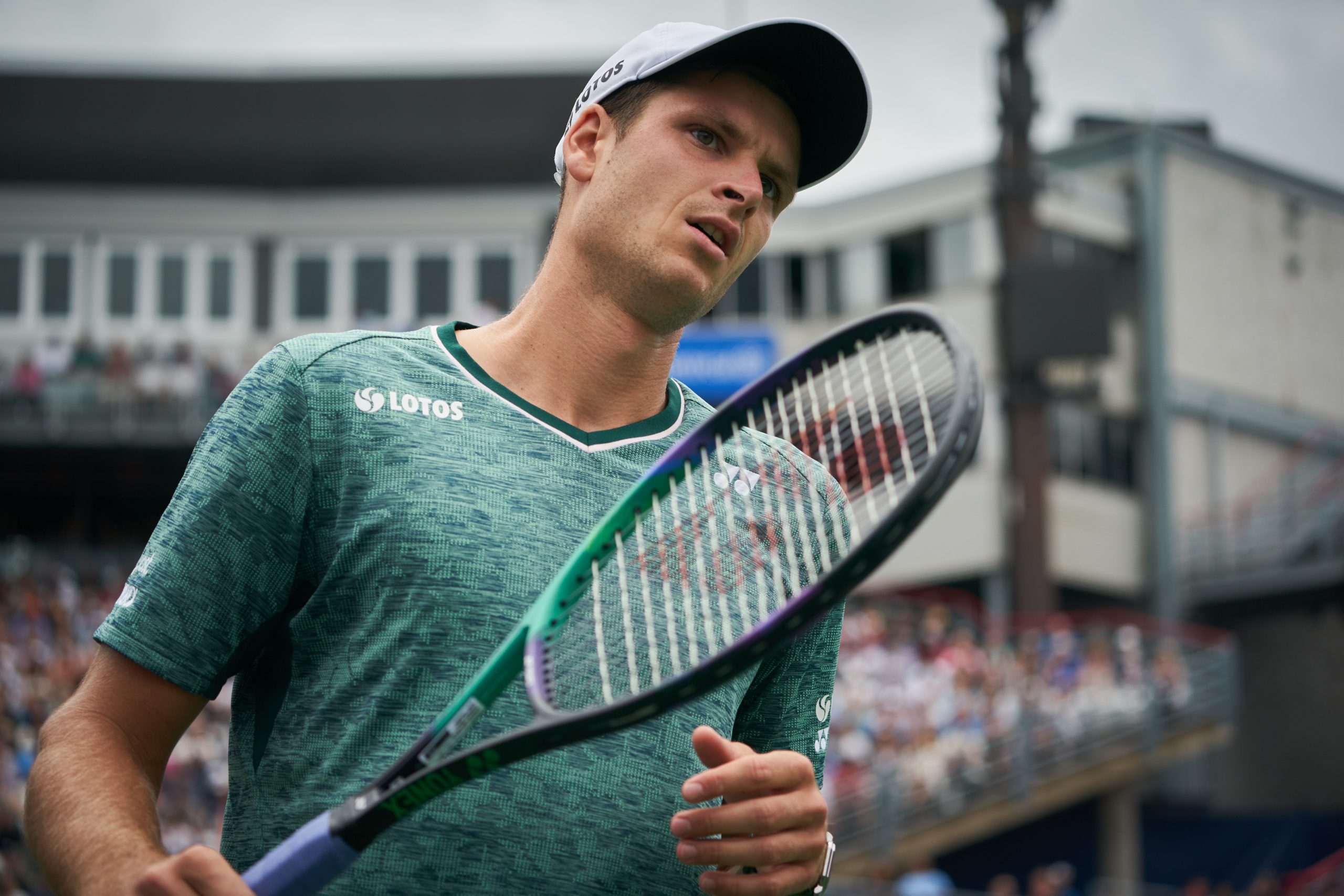 epa10117739 Hubert Hurkacz of Poland in action against Nick Kyrgios of Australia during the men's quater-finals ATP National Bank Open tennis tournament, in Montreal, Canada, 12 August 2022.  EPA-EFE/ANDRE PICHETTE