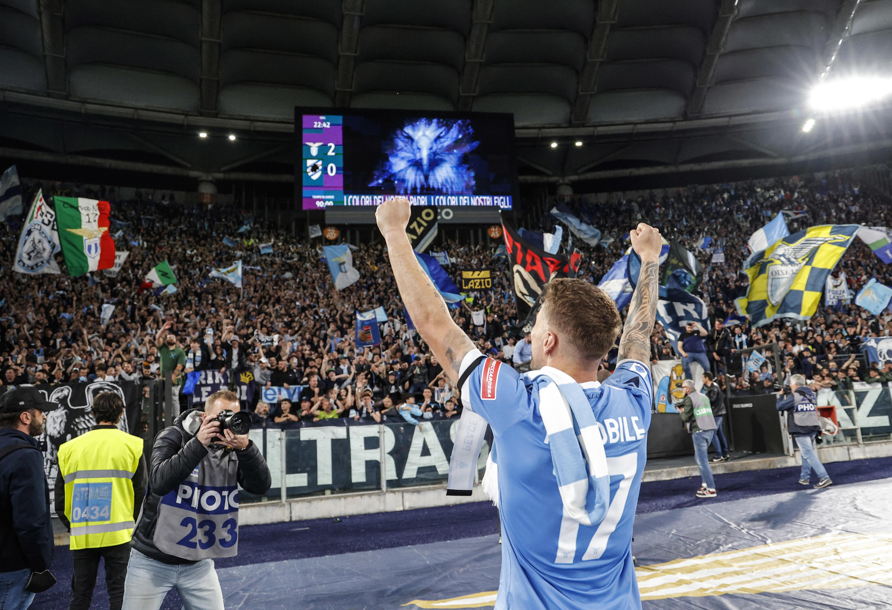 epa09932622 Lazio?s Ciro Immobile celebrates after winning the Italian Serie A soccer match between SS Lazio and UC Sampdoria at the Olimpico stadium in Rome, Italy, 07 May 2022.  EPA-EFE/GIUSEPPE LAMI