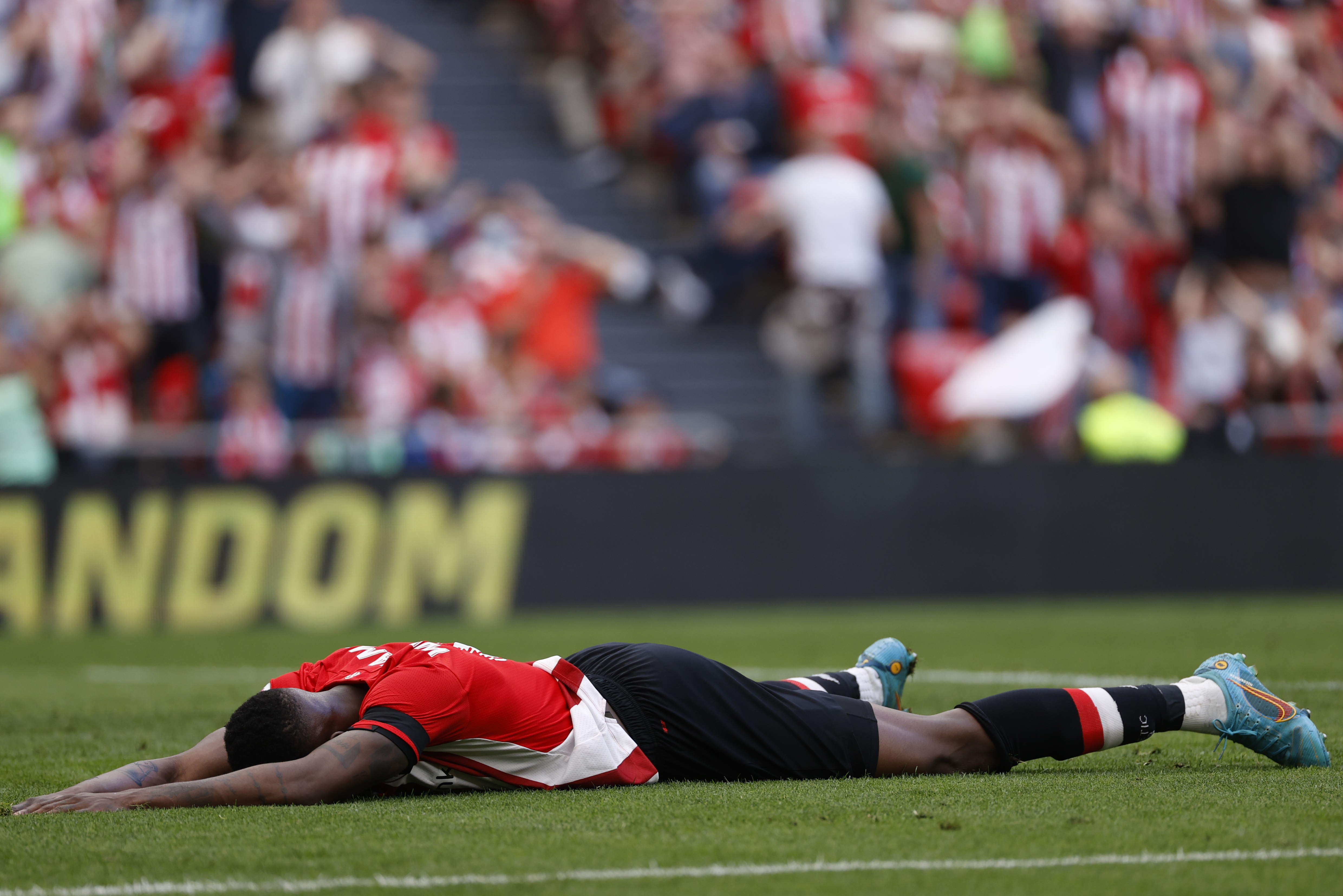 epa09931955 Athletic Bilbao's Inaki Williams reacts during a Spanish LaLiga soccer match between Athletic Club and Valencia CF at San Mames stadium in Bilbao, northern Spain, 07 May 2022.  EPA-EFE/MIGUEL TONA