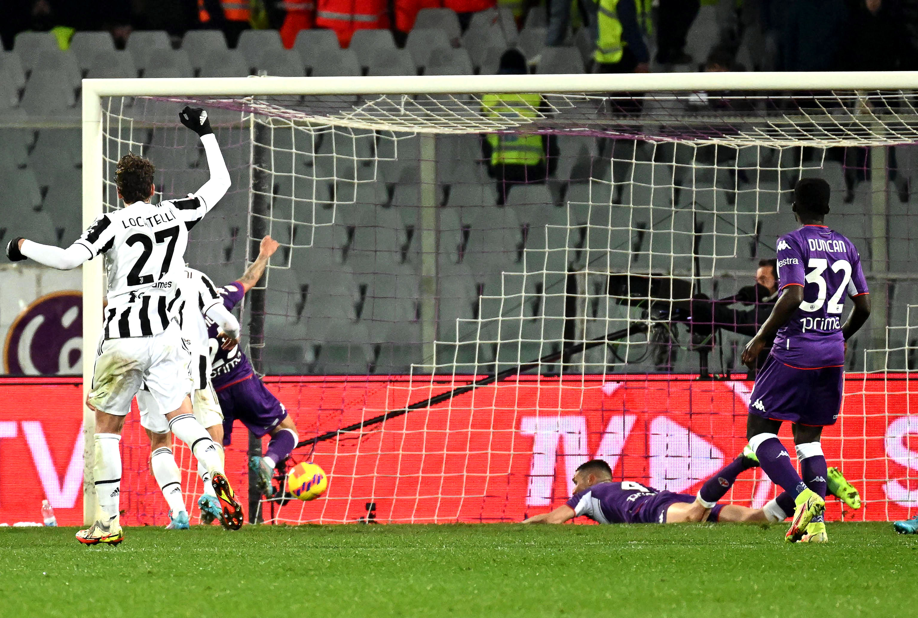 epa09797685 Fiorentina's Lorenzo Venuti (back L) causes an own goal during the Italian Cup semi final soccer match between ACF Fiorentina and Juventus FC in Florence, Italy, 02 March 2022.  EPA-EFE/CLAUDIO GIOVANNINI