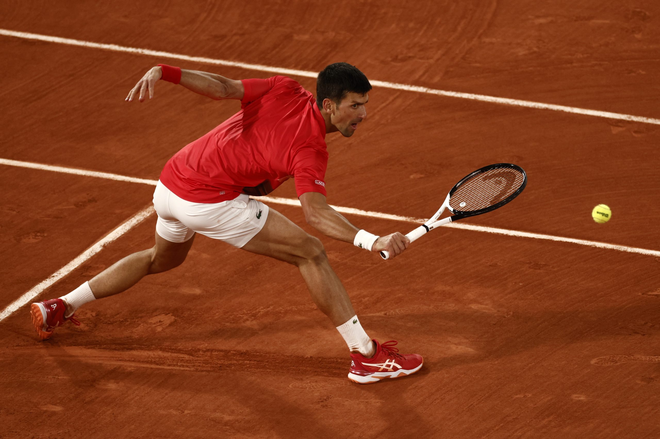 epa09988732 Novak Djokovic of Serbia plays Rafael Nadal of Spain in their men?s quarterfinal match during the French Open tennis tournament at Roland ?Garros in Paris, France, 31 May 2022.  EPA-EFE/YOAN VALAT