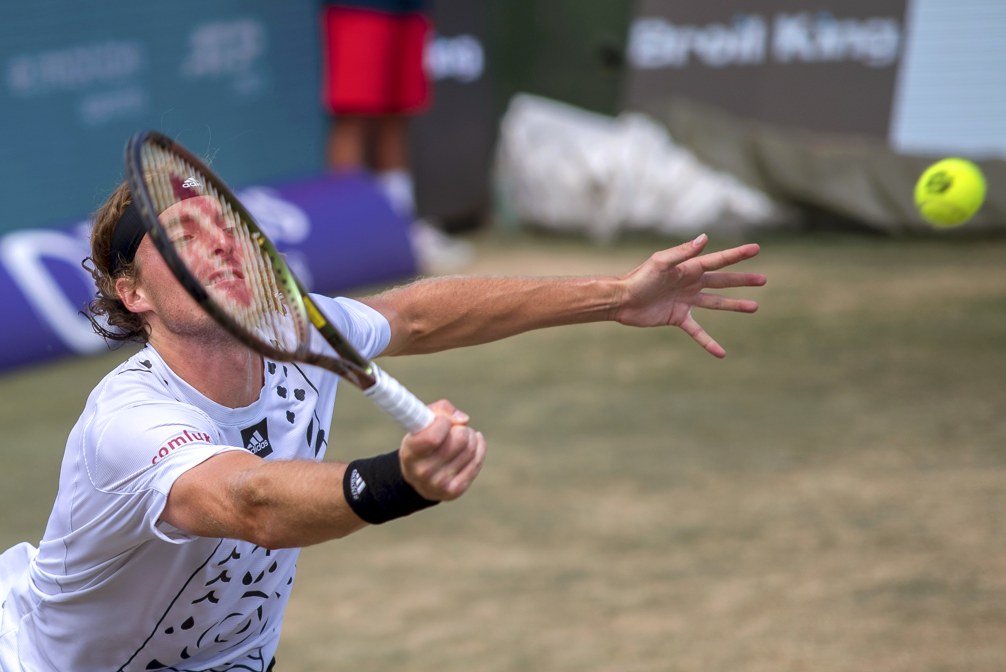 epa10032029 Stefanos Tsitsipas of Greece in action against Benjamin Bonzi of France during their semi final match of the ATP 250 Mallorca Championship tennis tournament in Santa Ponsa, Majorca island, Balearics, Spain, 24 June 2022.  EPA-EFE/ATIENZA