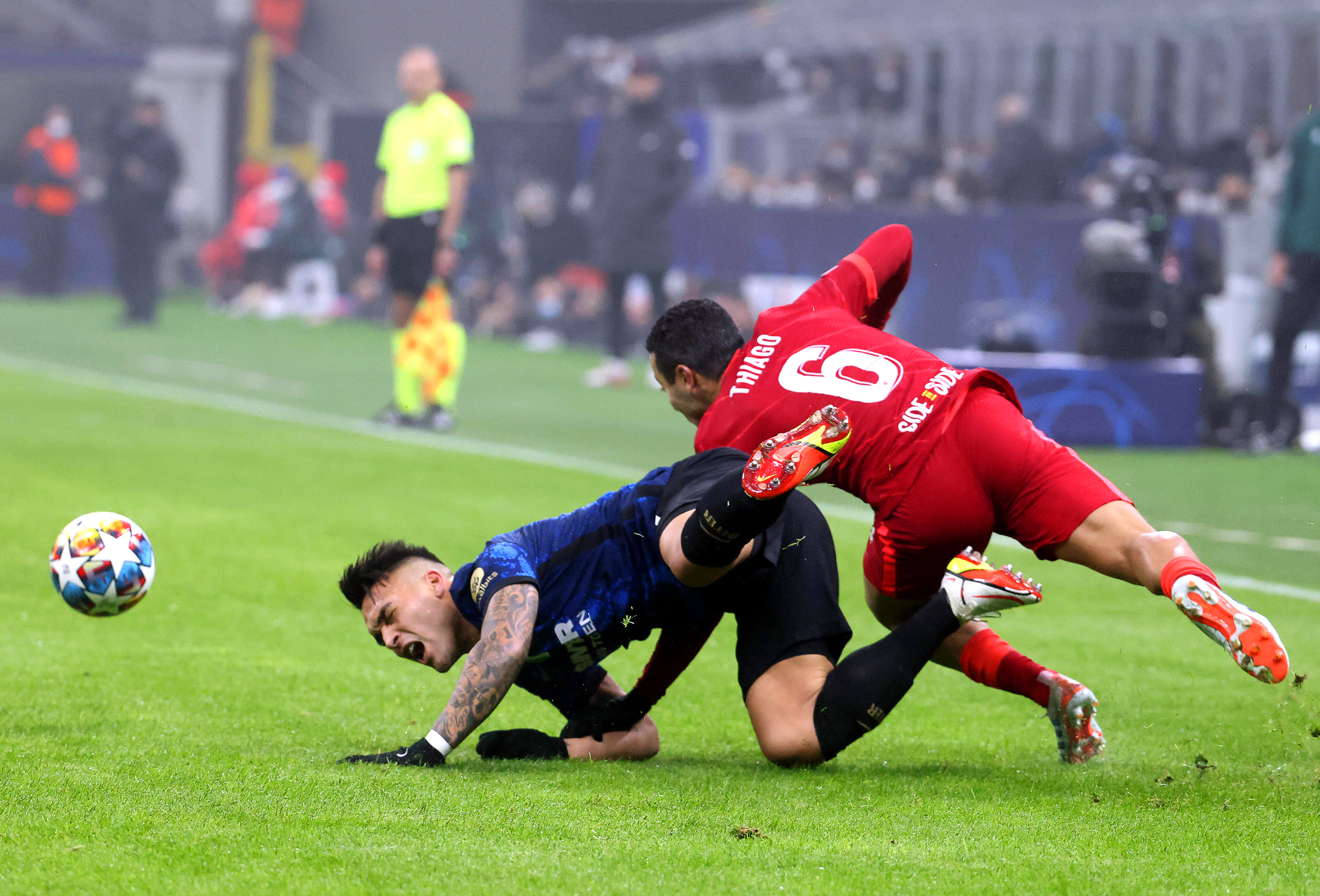 epa09764039 Inter's Lautaro Martinez (L) in action against Liverpool's Thiago Alcantara (R) during the UEFA Champions League round of 16, first leg soccer match between Inter Milan and Liverpool FC in Milan, Italy, 16 February 2022.  EPA-EFE/MATTEO BAZZI