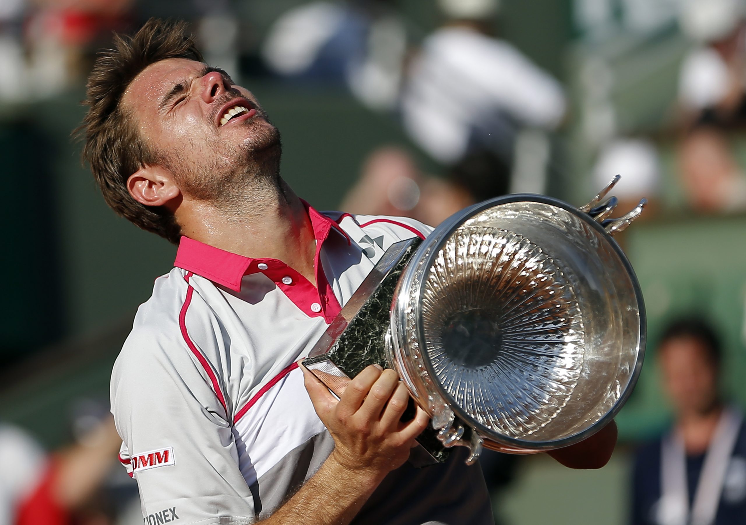 epaselect epa04788283 Stan Wawrinka of Switzerland poses with the winner's trophy after beating Novak Djokovic of Serbia during the men's final match for the French Open tennis tournament at Roland Garros in Paris, France, 07 June 2015.  EPA/IAN LANGSDON