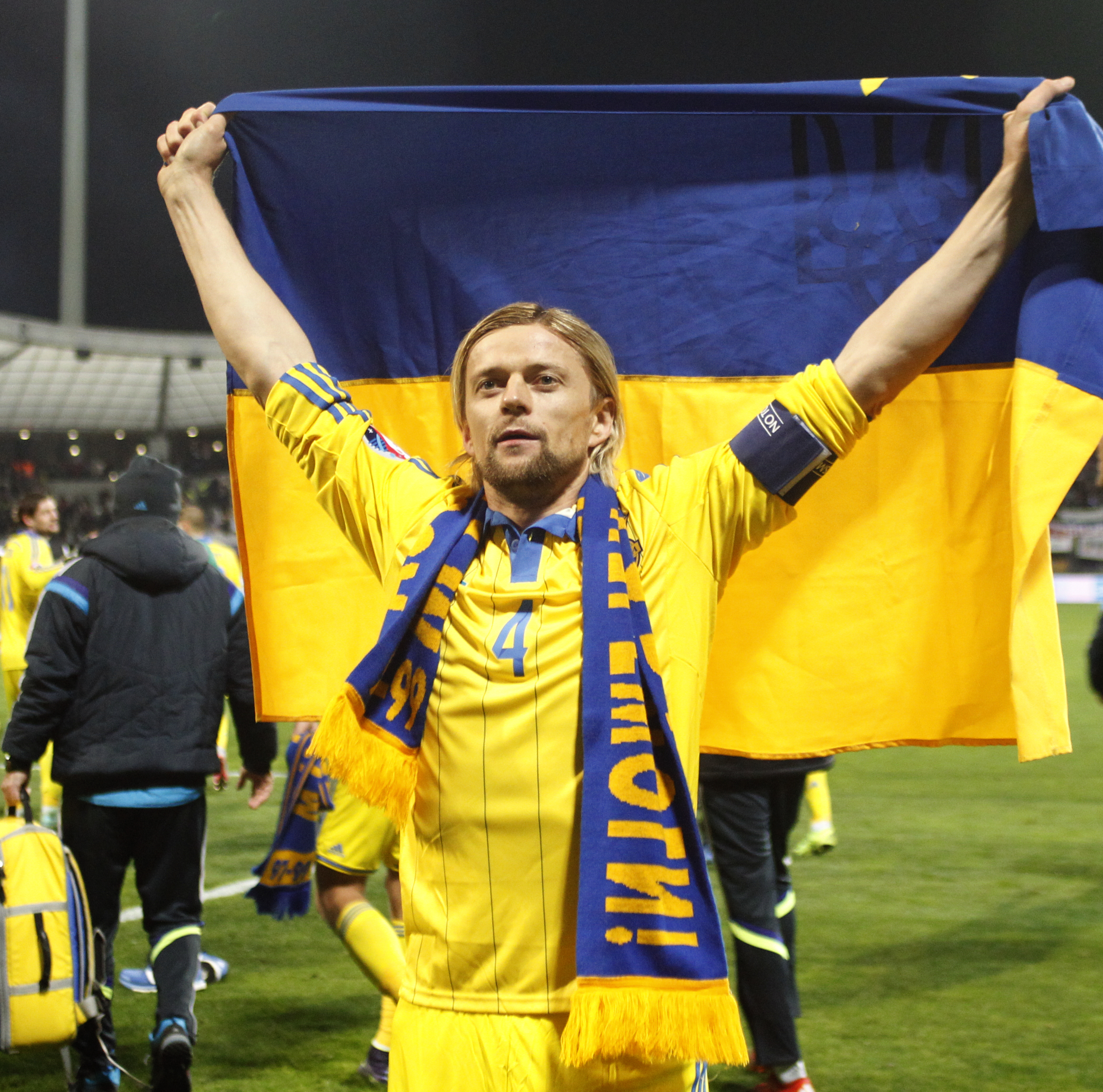 epa05030333 Ukrainian player Anatoliy Tymoshchuk celebrates the qualification after the play-off qualification soccer match for the UEFA EURO 2016 between Slovenia and Ukraine in Maribor, Slovenia, 17 November 2015.  EPA/ANTONIO BAT