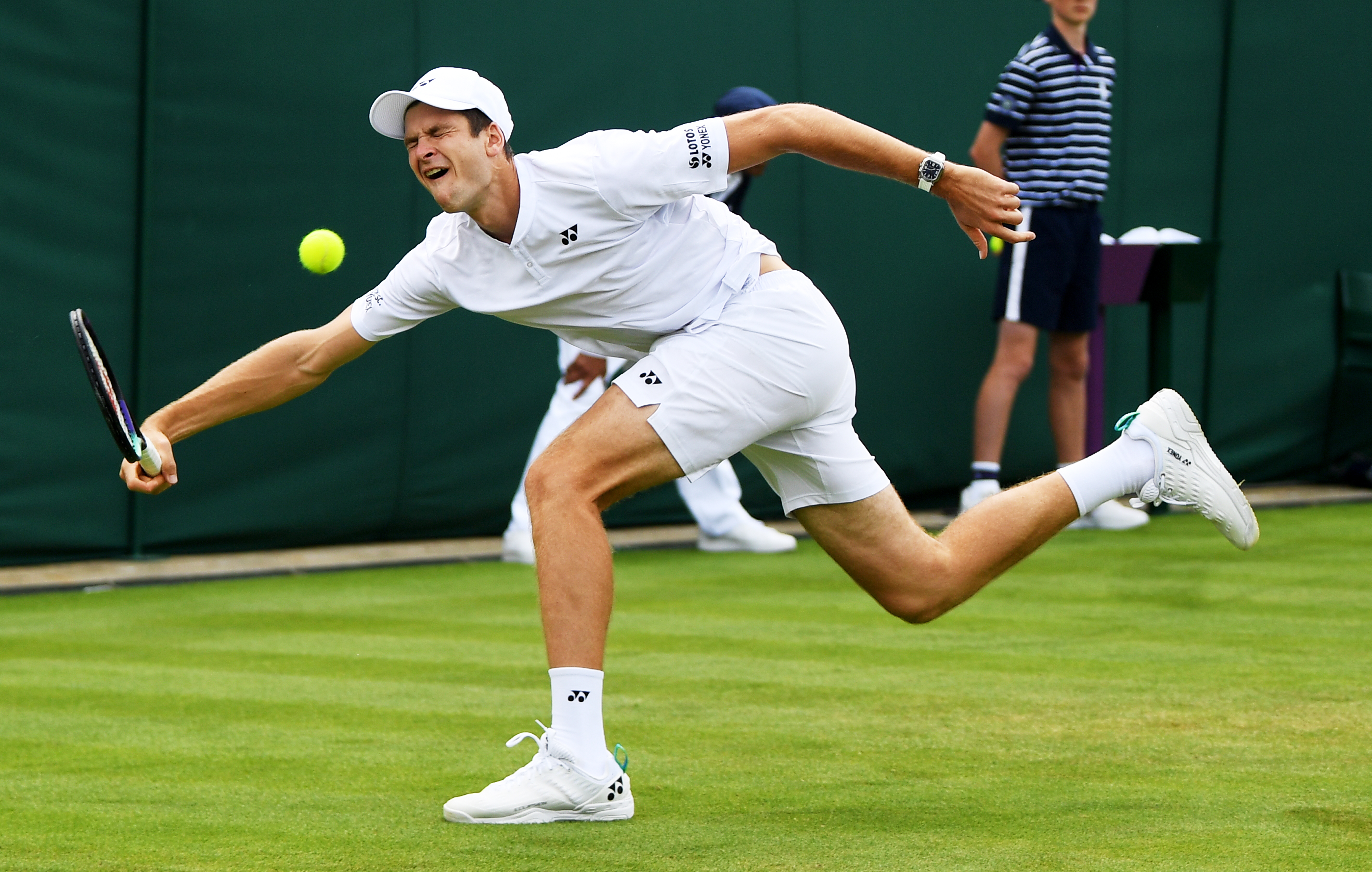 epa10036672 Hubert Hurkacz of Poland plays a forehand in the men's first round match against Alejandro Davidovich Fokina of Spain at the Wimbledon Championships, in Wimbledon, Britain, 27 June 2022.  EPA-EFE/NEIL HALL   EDITORIAL USE ONLY