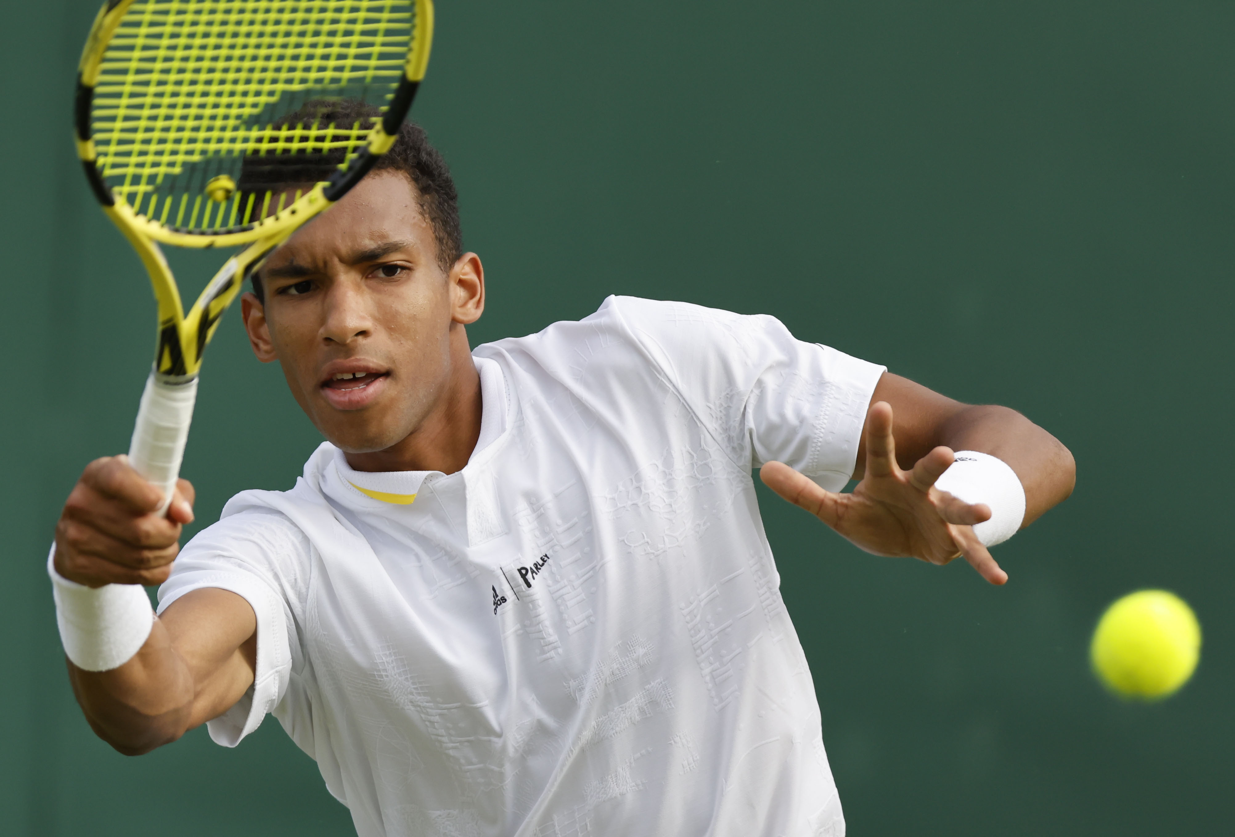 epa10039145 Felix Auger-Aliassime of Canada in action in the men's first round match against Maxime Cressy of USA at the Wimbledon Championships, in Wimbledon, Britain, 28 June 2022.  EPA-EFE/TOLGA AKMEN   EDITORIAL USE ONLY