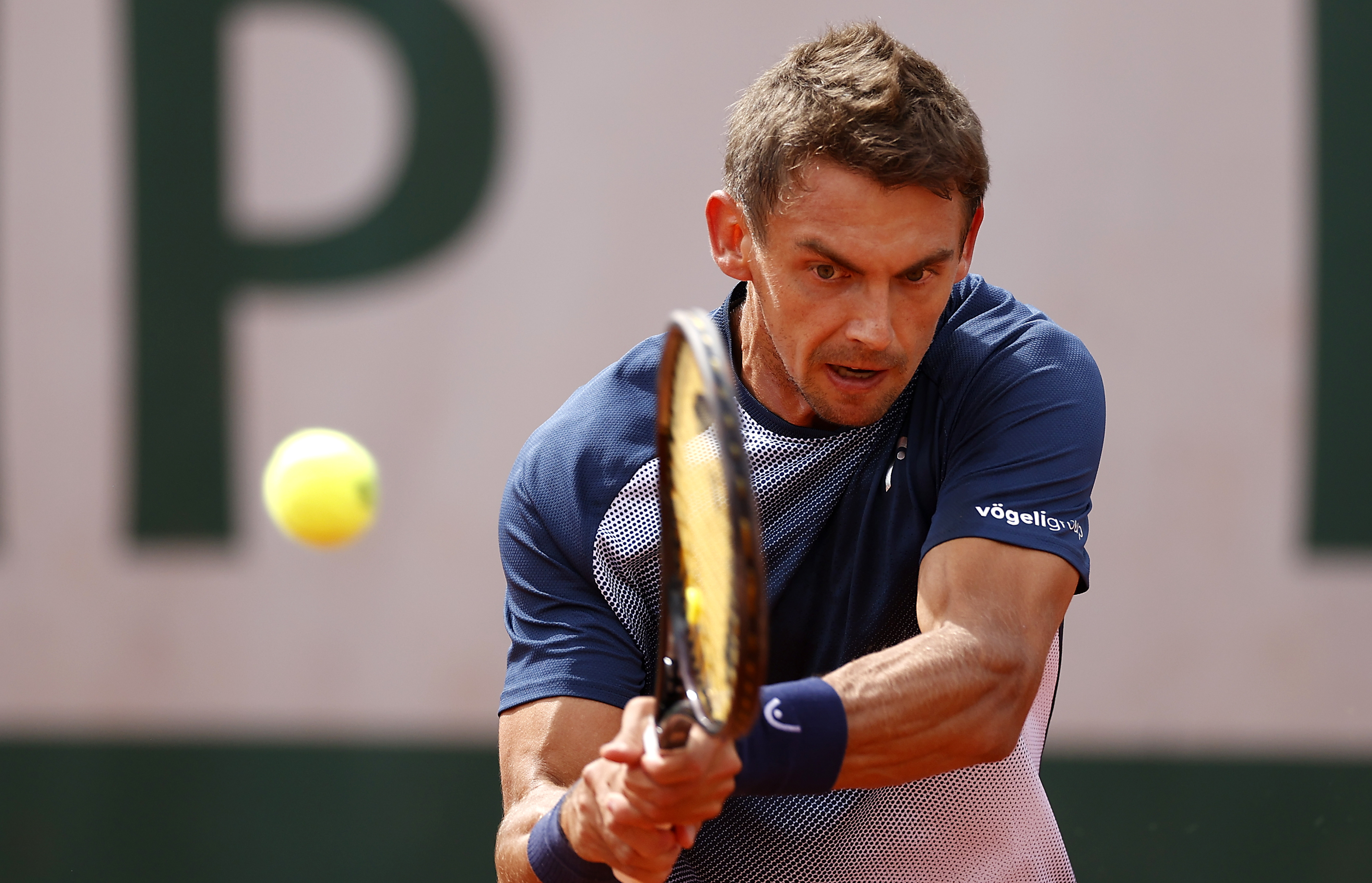 epa09976650 Henri Laaksonen of Switzerland plays Holger Rune of Denmark in their men?s second round match during the French Open tennis tournament at Roland ?Garros in Paris, France, 26 May 2022.  EPA-EFE/YOAN VALAT