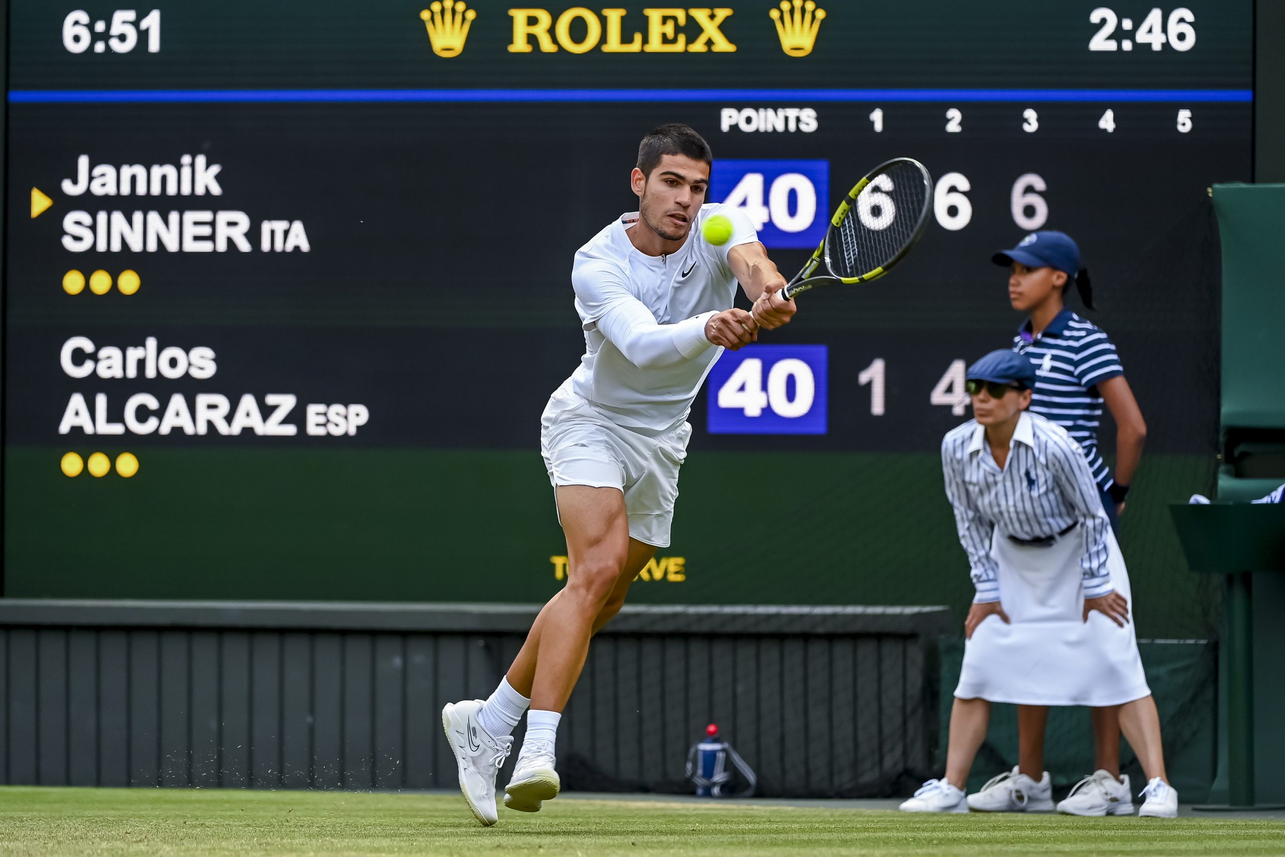 epa10050266 Carlos Alcaraz of Spain in action against Jannik Sinner of Italy during their Men's fourth round match at the Wimbledon Championships, in Wimbledon, Britain, 03 July 2022.  EPA-EFE/ANDY RAIN   EDITORIAL USE ONLY