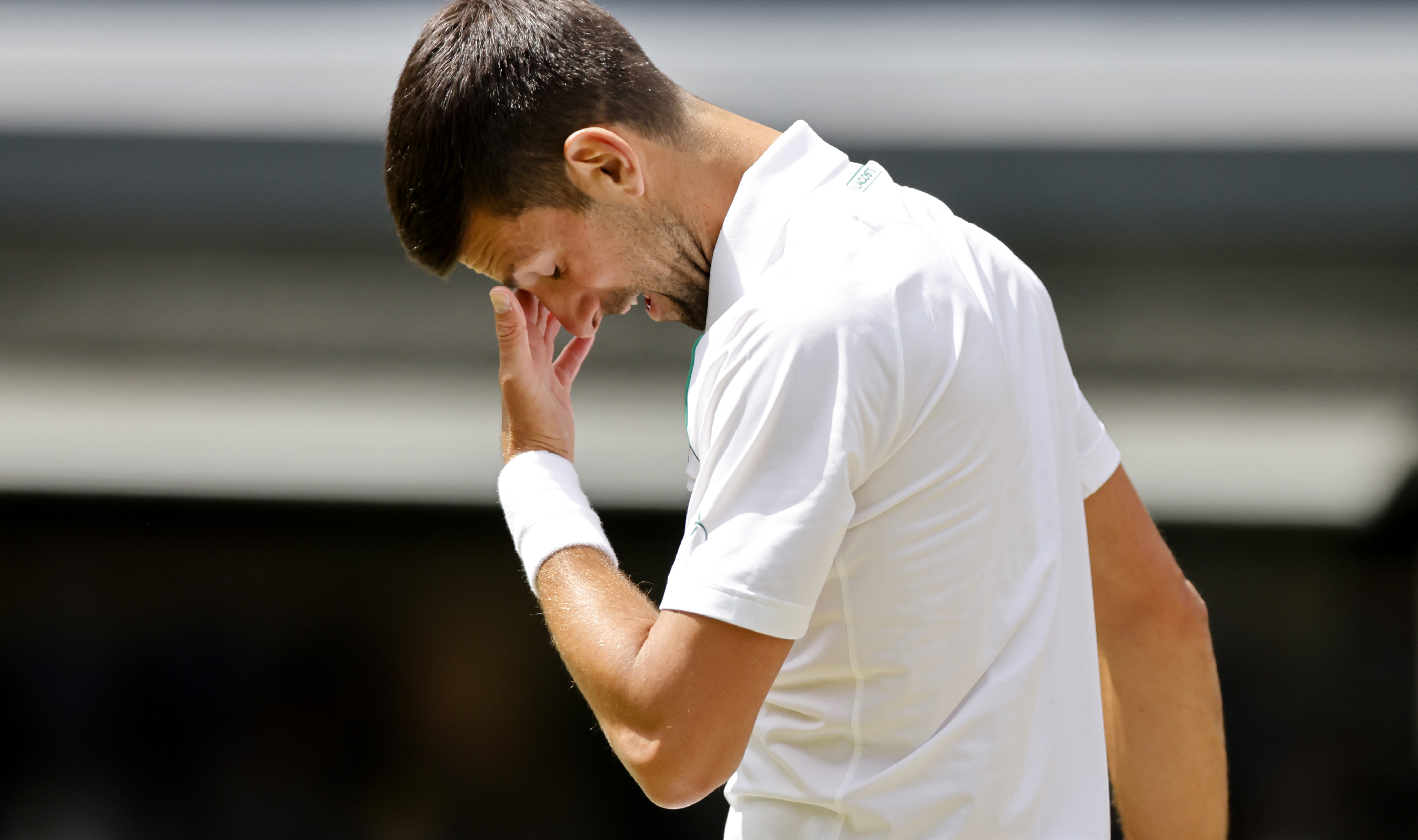 epa10053251 Novak Djokovic of Serbia in the men's quarter final match against Jannik Sinner of Italy at the Wimbledon Championships, in Wimbledon, Britain, 05 July 2022.  EPA-EFE/TOLGA AKMEN   EDITORIAL USE ONLY