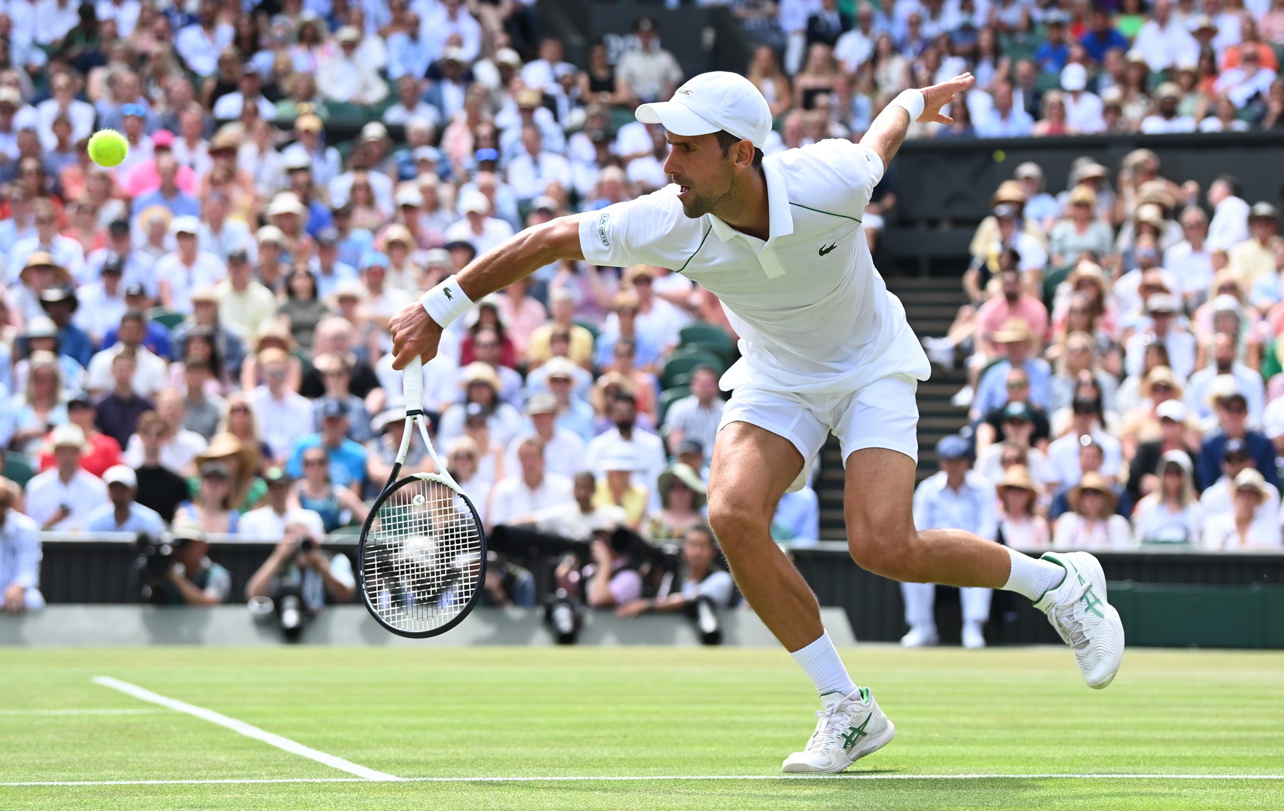 epa10063794 Novak Djokovic of Serbia in action in the men's final match against Nick Kyrgios of Australia at the Wimbledon Championships, in Wimbledon, Britain, 10 July 2022.  EPA-EFE/NEIL HALL   EDITORIAL USE ONLY