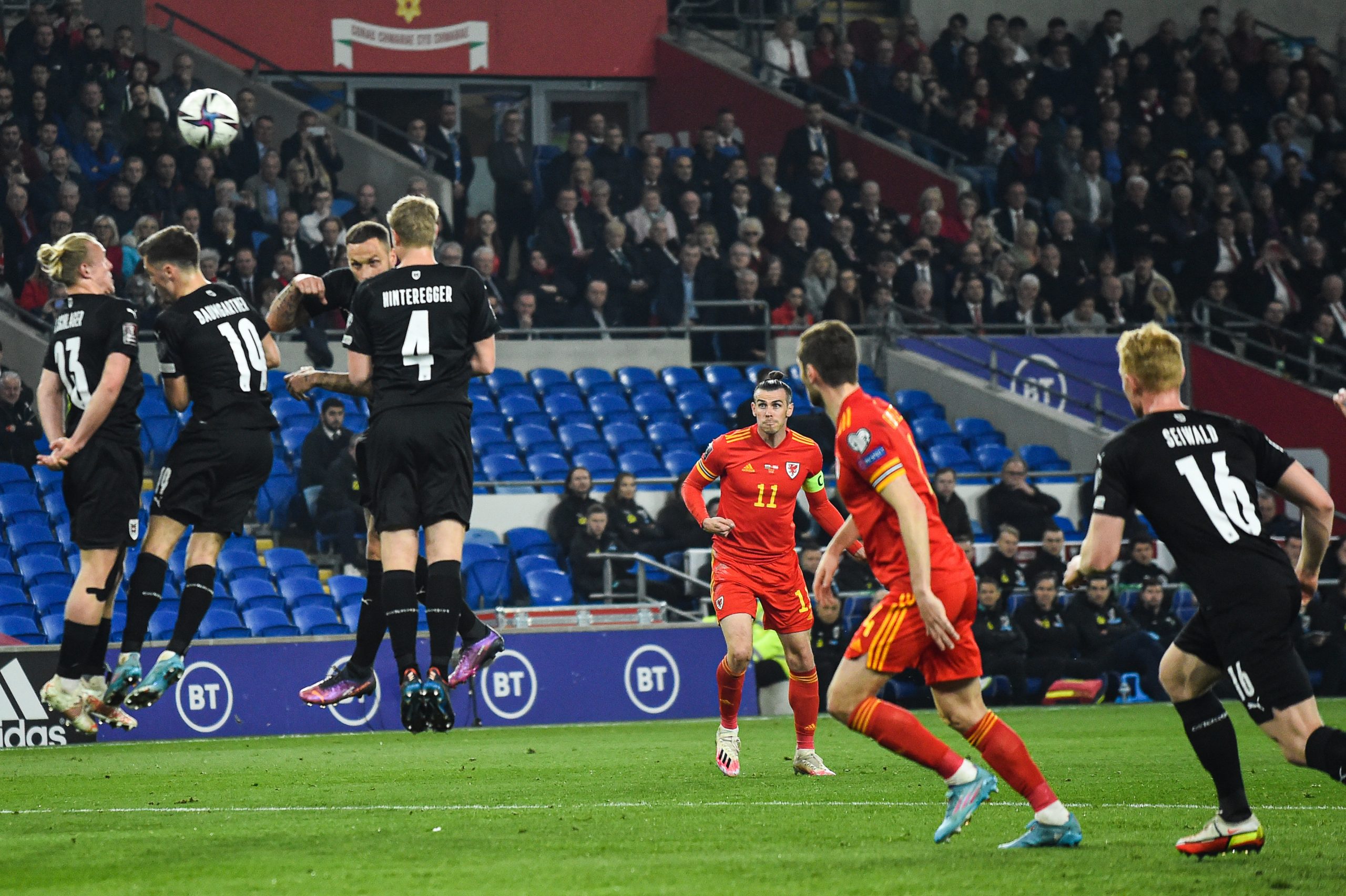 epa09847450 Gareth Bale (C) of Wales scores a goal during the FIFA World Cup 2022 qualification playoff soccer match between Wales and Austria in Cardiff, Britain, 24 March 2022.  EPA-EFE/PETER POWELL