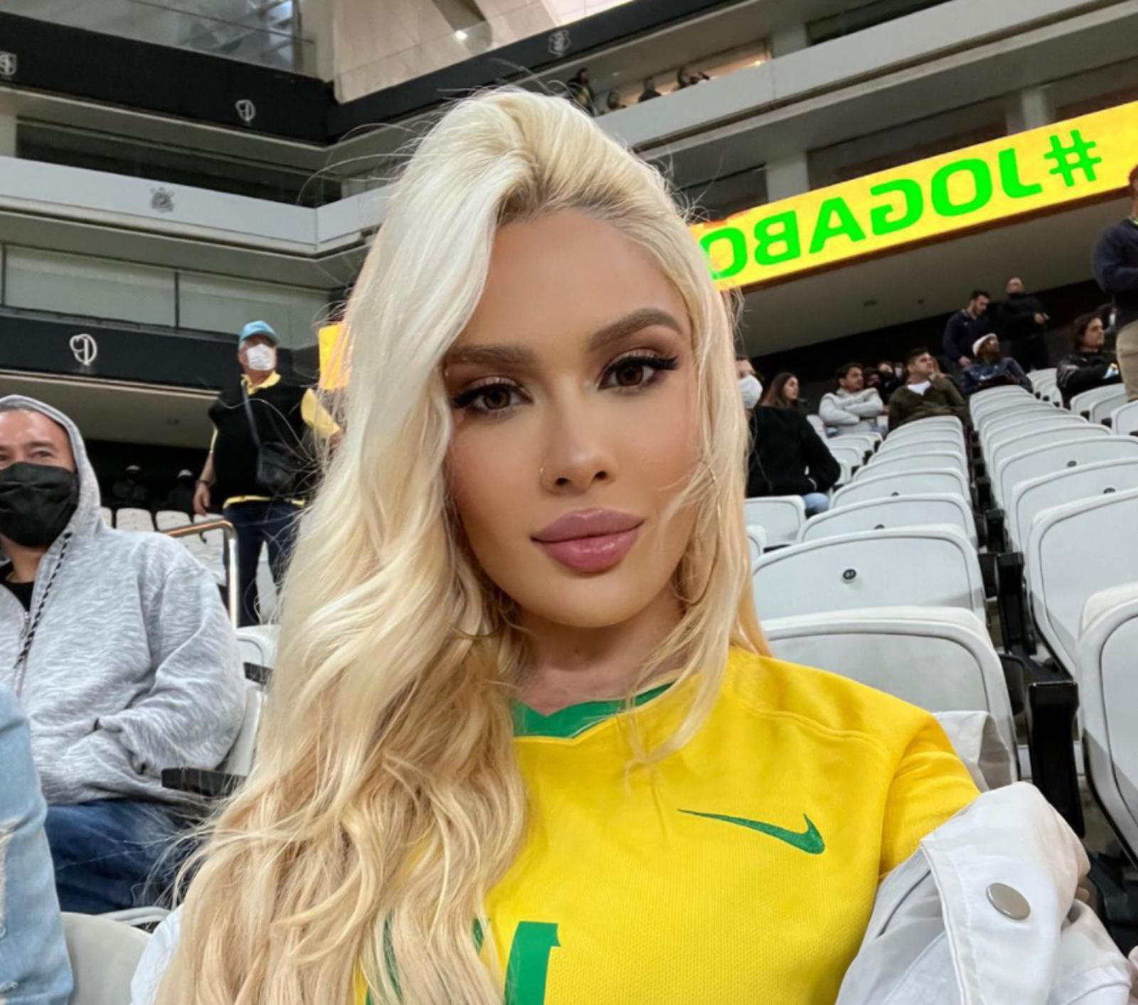 karoline_1600x