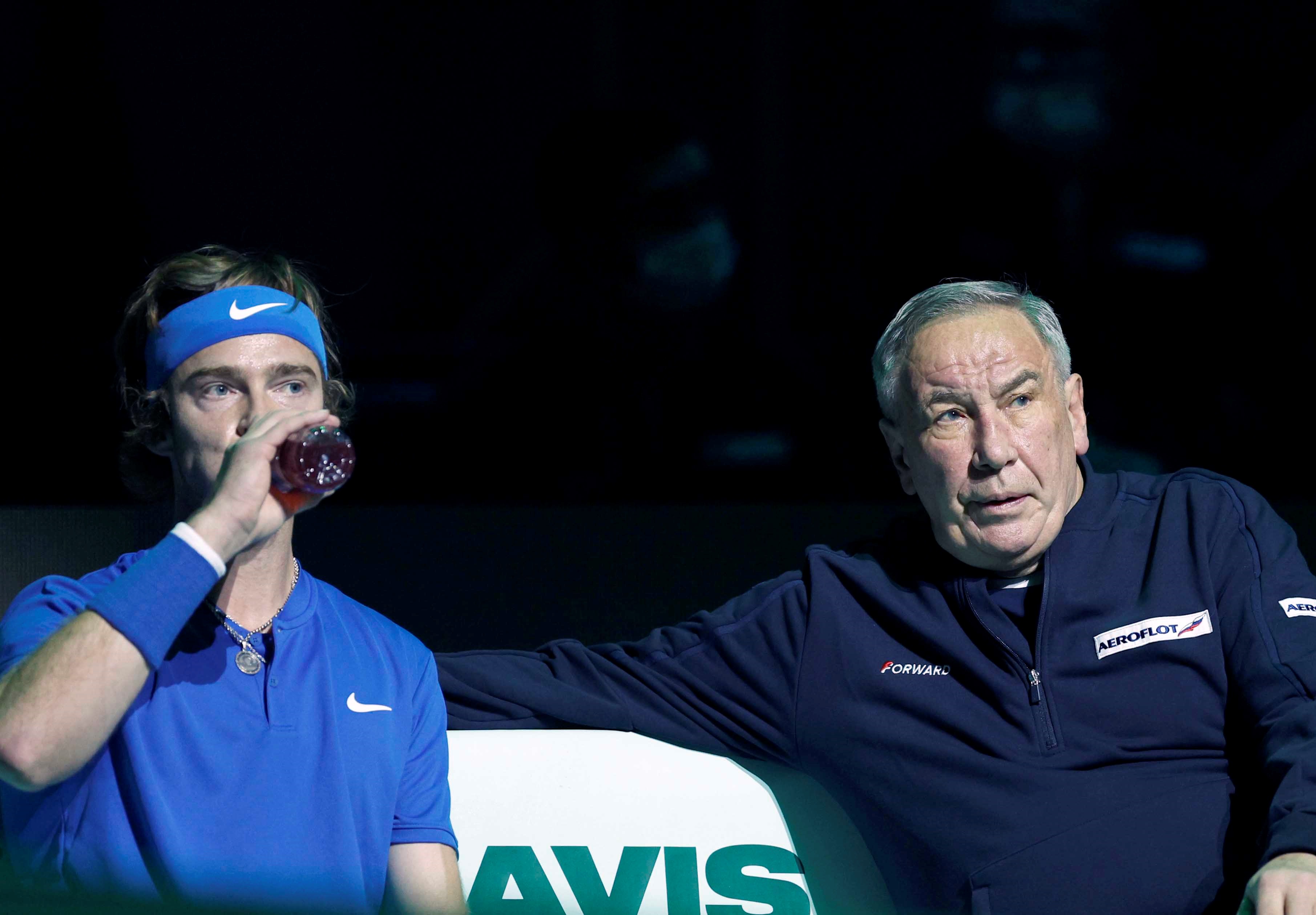 epa09609691 Andrey Rublev (L) of Russia listens to Russia's captain Shamil Tarpischev during his singles tennis match against Feliciano Lopez of Spain at the Davis Cup finals tie Spain vs Russia in Madrid, Spain, 28 November 2021.  EPA-EFE/Rodrigo Jimenez