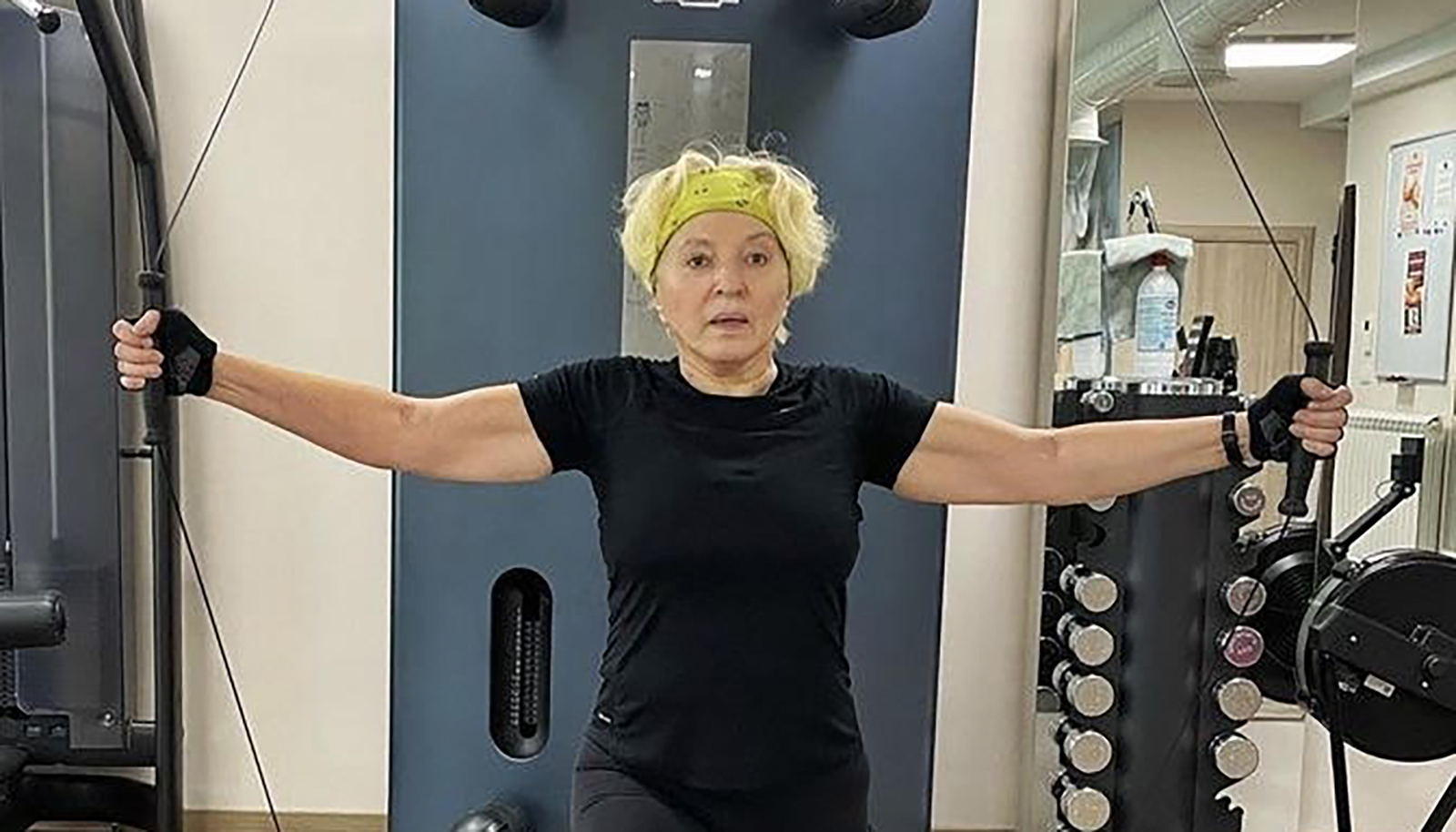 Glumica MIrjana Karanović vežba u teretani