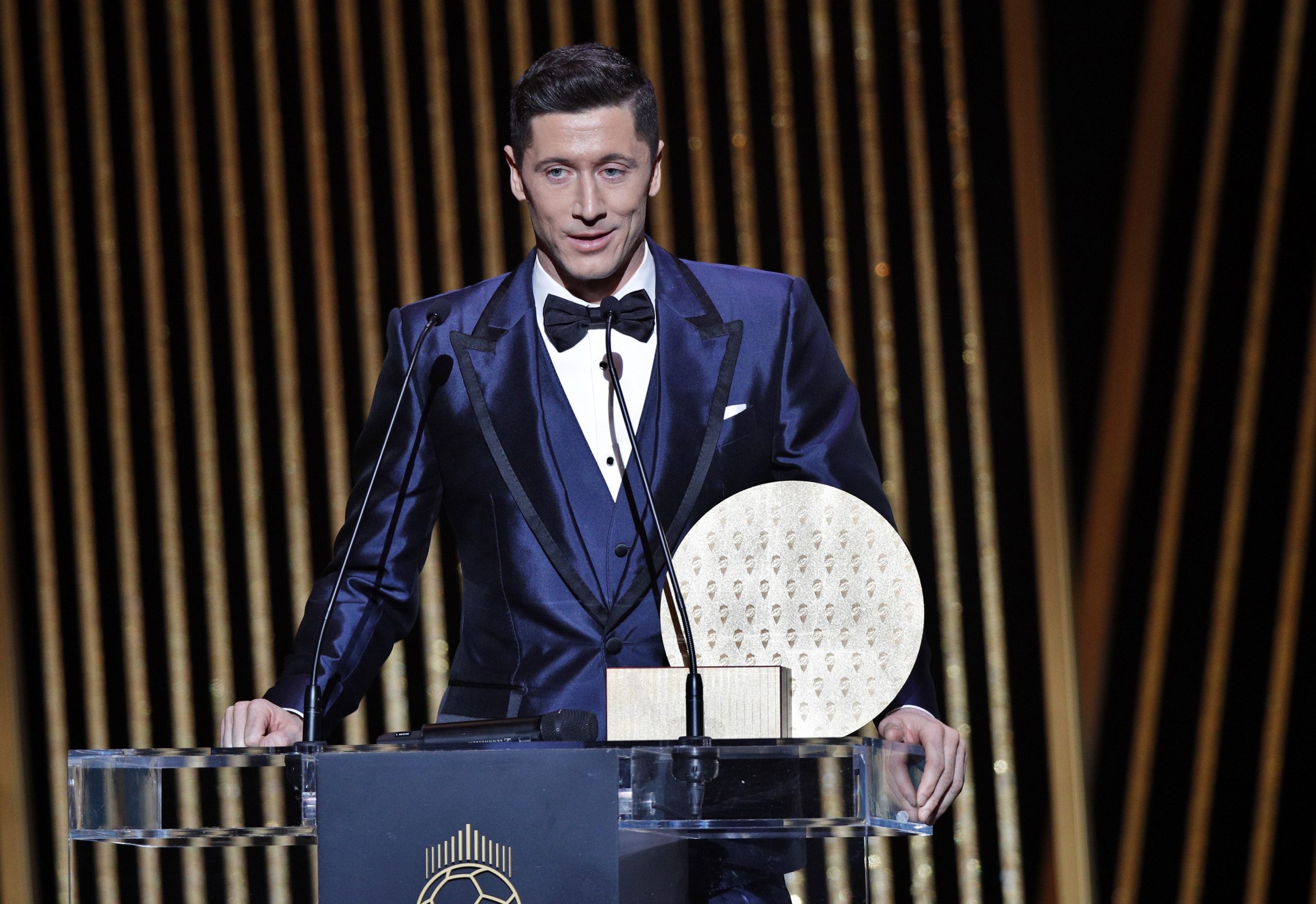 epa09611590 Bayern Munich striker Robert Lewandowski addresses the audience after receiving the 2021 Striker of the Year award during the 2021 Ballon d'Or ceremony at Theatre du Chatelet in Paris, France, 29 November 2021.  EPA-EFE/YOAN VALAT