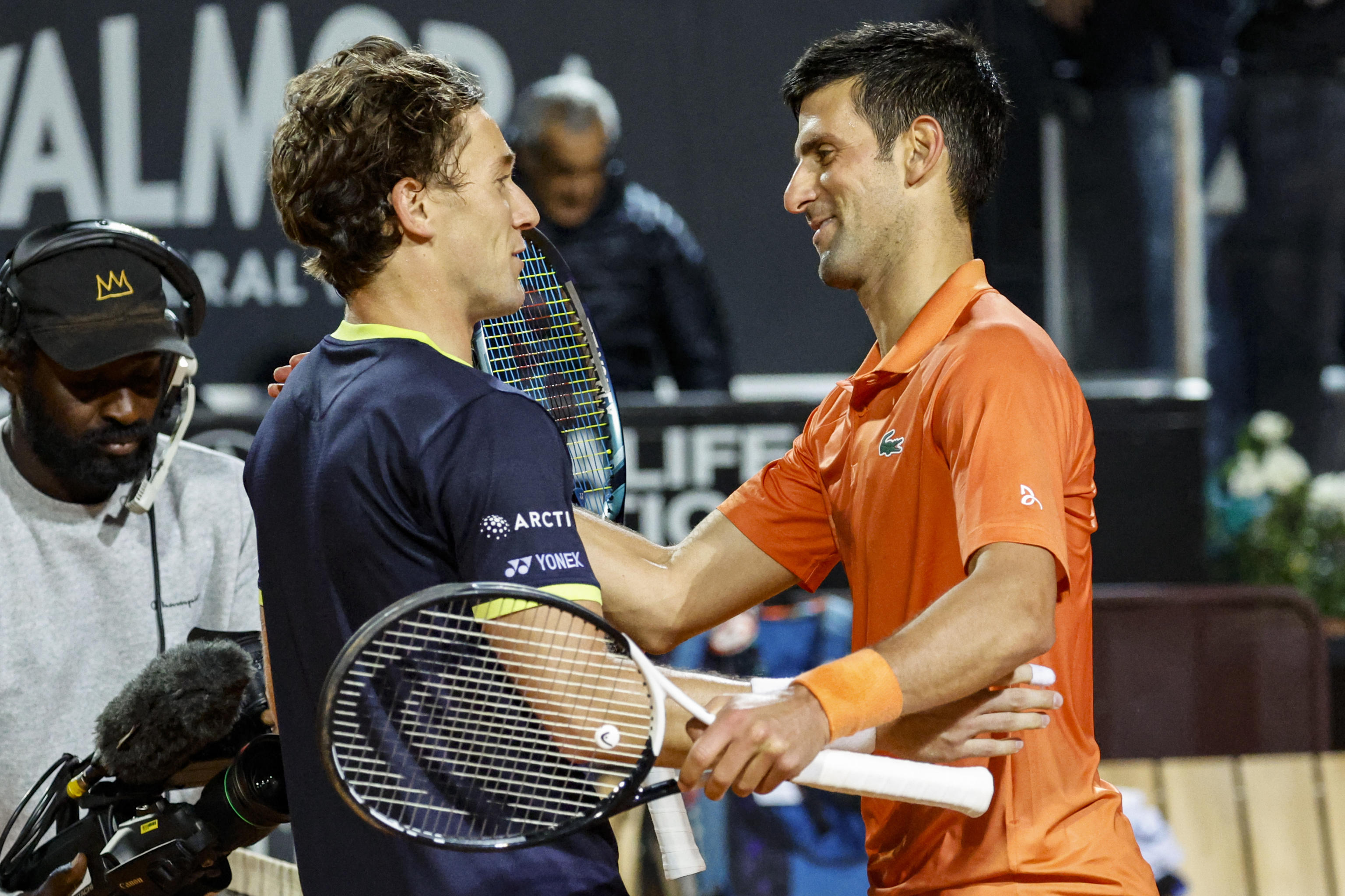 epa09947627 Novak Djokovic of Serbia (R) and Casper Ruud of Norway react after the men's singles semifinal match at the Italian Open tennis tournament in Rome, Italy, 14 May 2022.  EPA-EFE/FABIO FRUSTACI