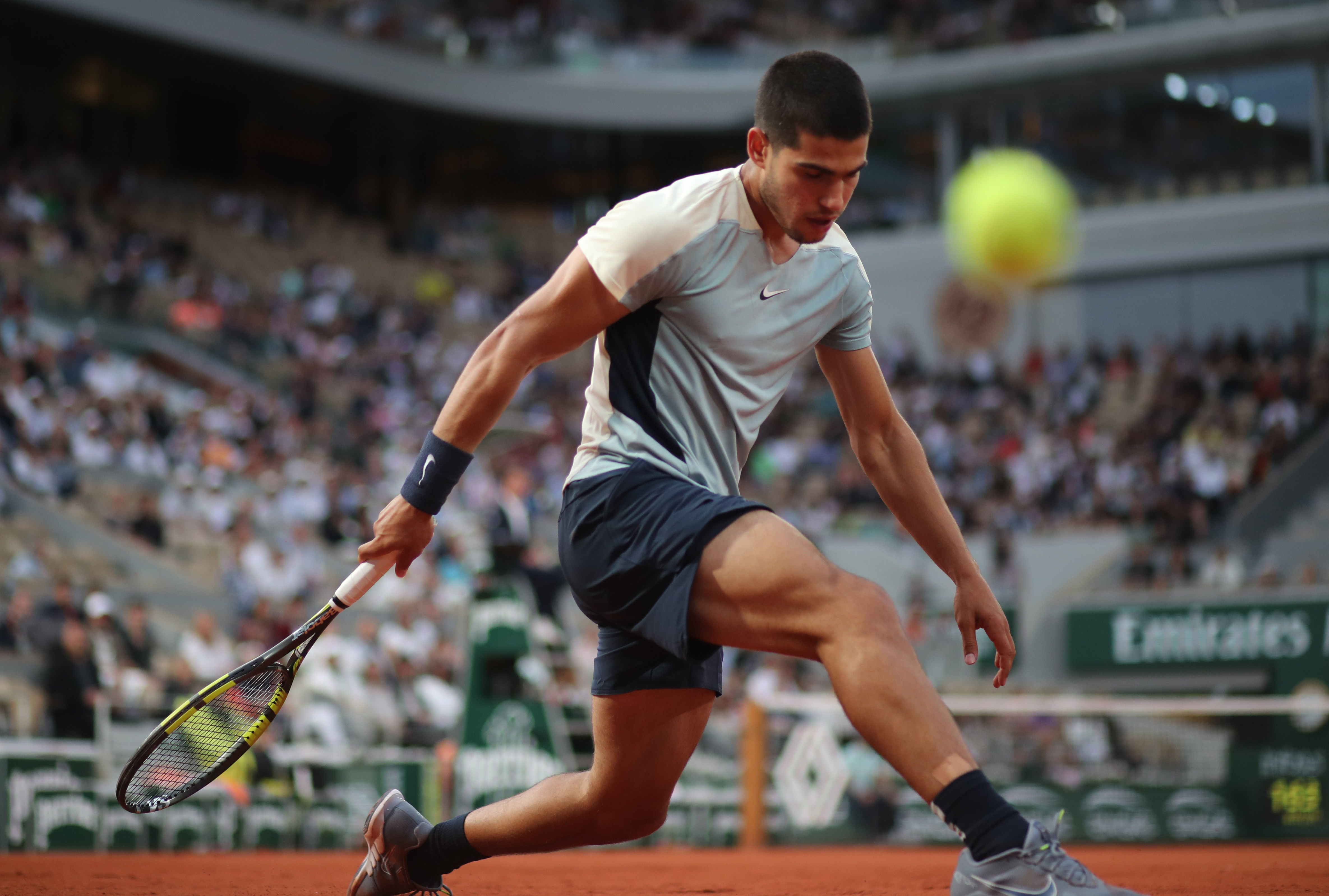 epa09967195 Carlos Alcaraz of Spain plays Juan Ignacio Londero of Argentina in their men?s first round match during the French Open tennis tournament at Roland ?Garros in Paris, France, 22 May 2022.  EPA-EFE/MARTIN DIVISEK