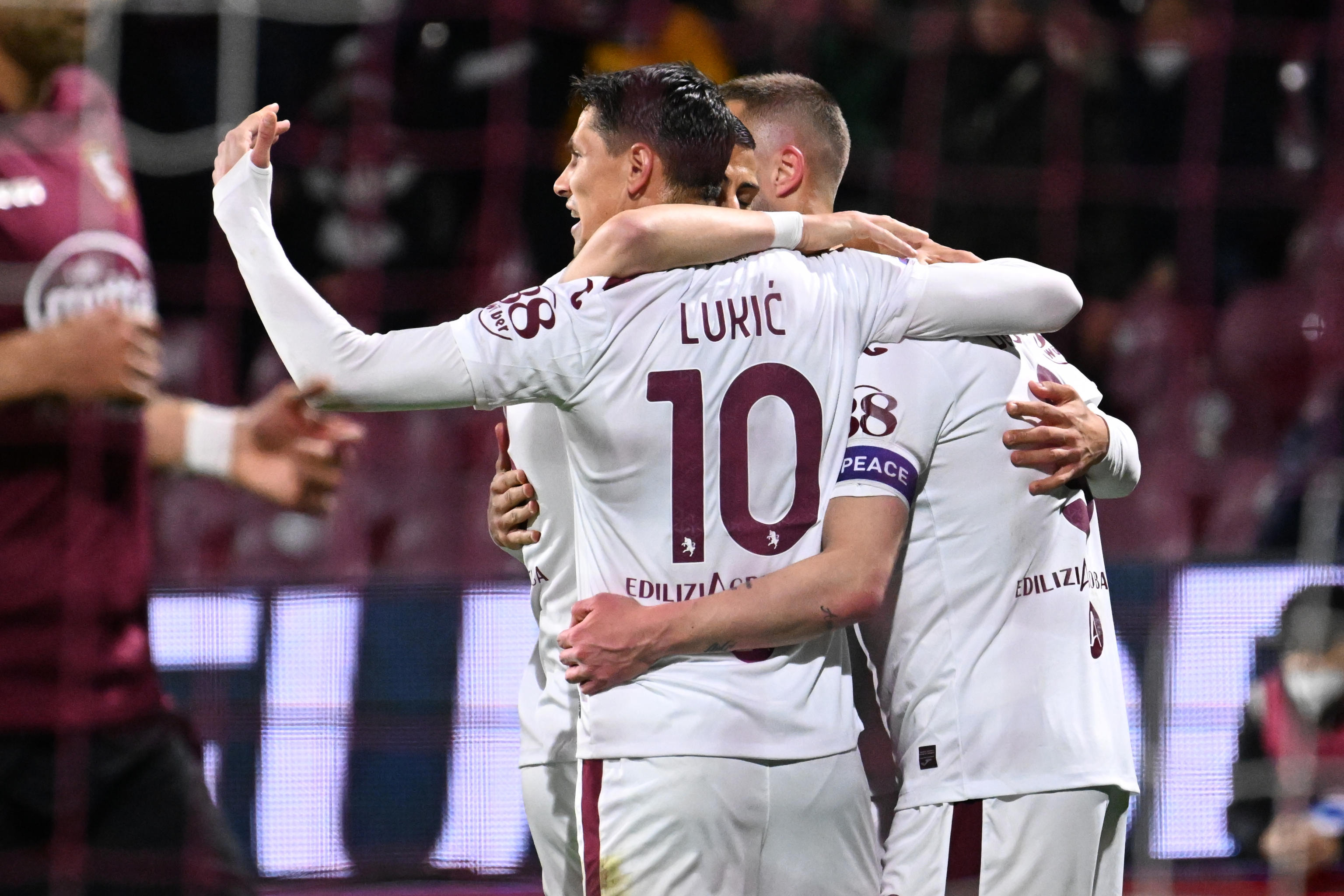 epa09866603 Torino's Andrea Belotti (R) celebrates after scoring a goal during the Italian Serie A soccer match between US Salernitana and Torino FC at the Arechi stadium in Salerno, Italy, 02 April 2022.  EPA-EFE/MASSIMO PICA