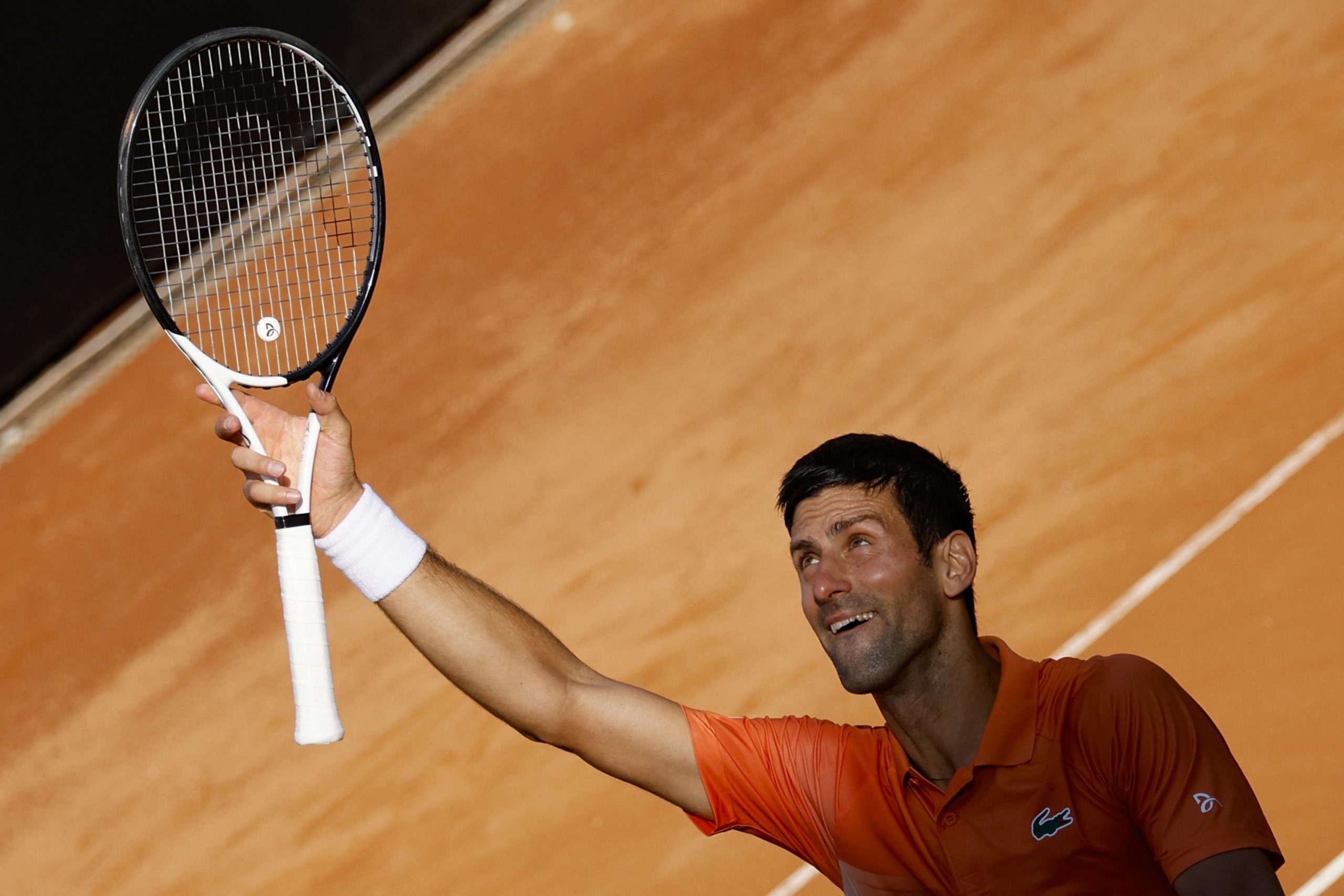 epa09949235 Novak Djokovic of Serbia celebrates after winning his men's singles final match against Stefanos Tsitsipas of Greece at the Italian Open tennis tournament in Rome, Italy, 15 May 2022.  EPA-EFE/FABIO FRUSTACI