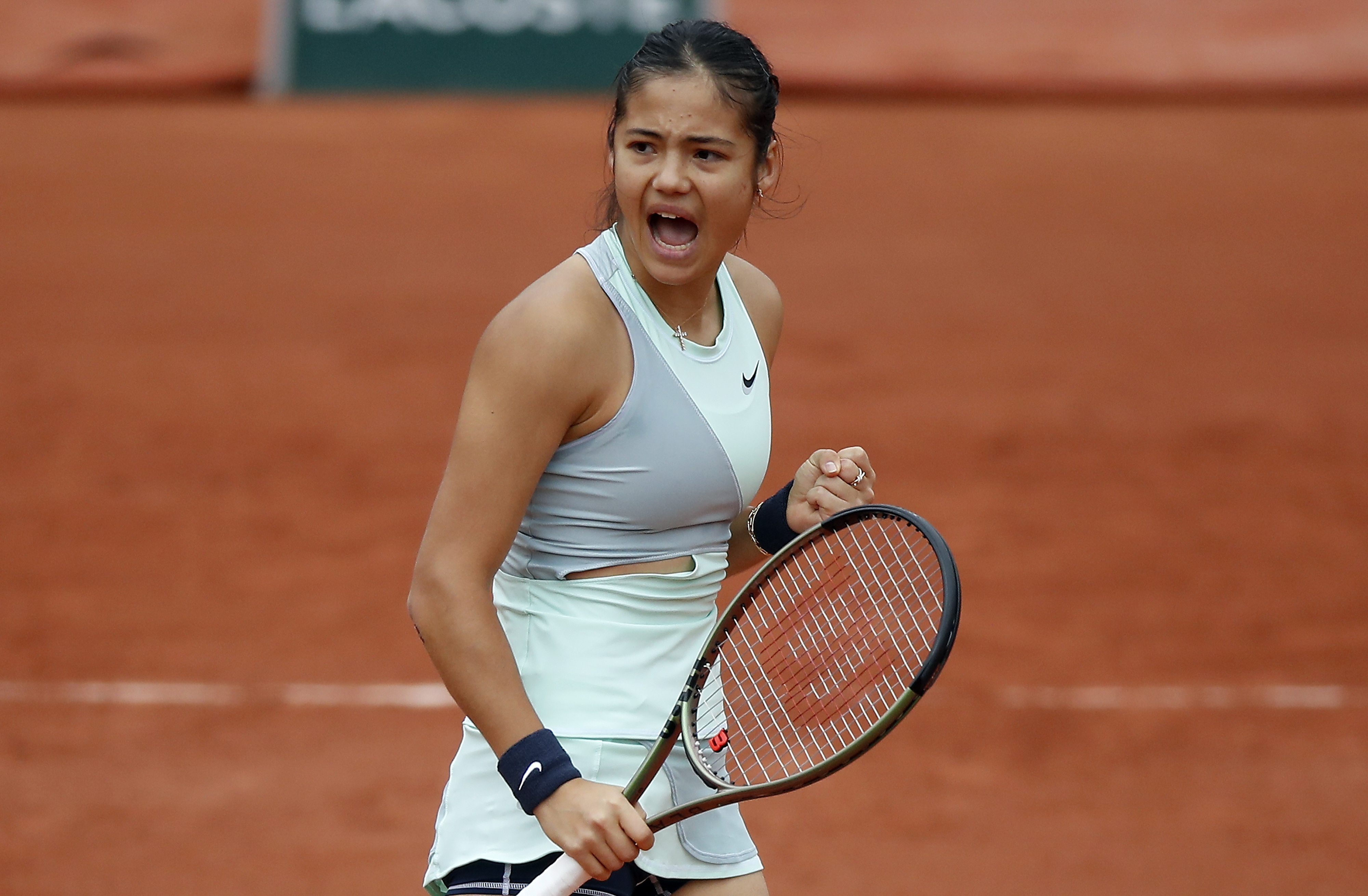 epa09969775 Emma Raducanu of Britain plays Linda Noskova of the Czech Republic in their women?s first round match during the French Open tennis tournament at Roland ?Garros in Paris, France, 23 May 2022.  EPA-EFE/MOHAMMED BADRA