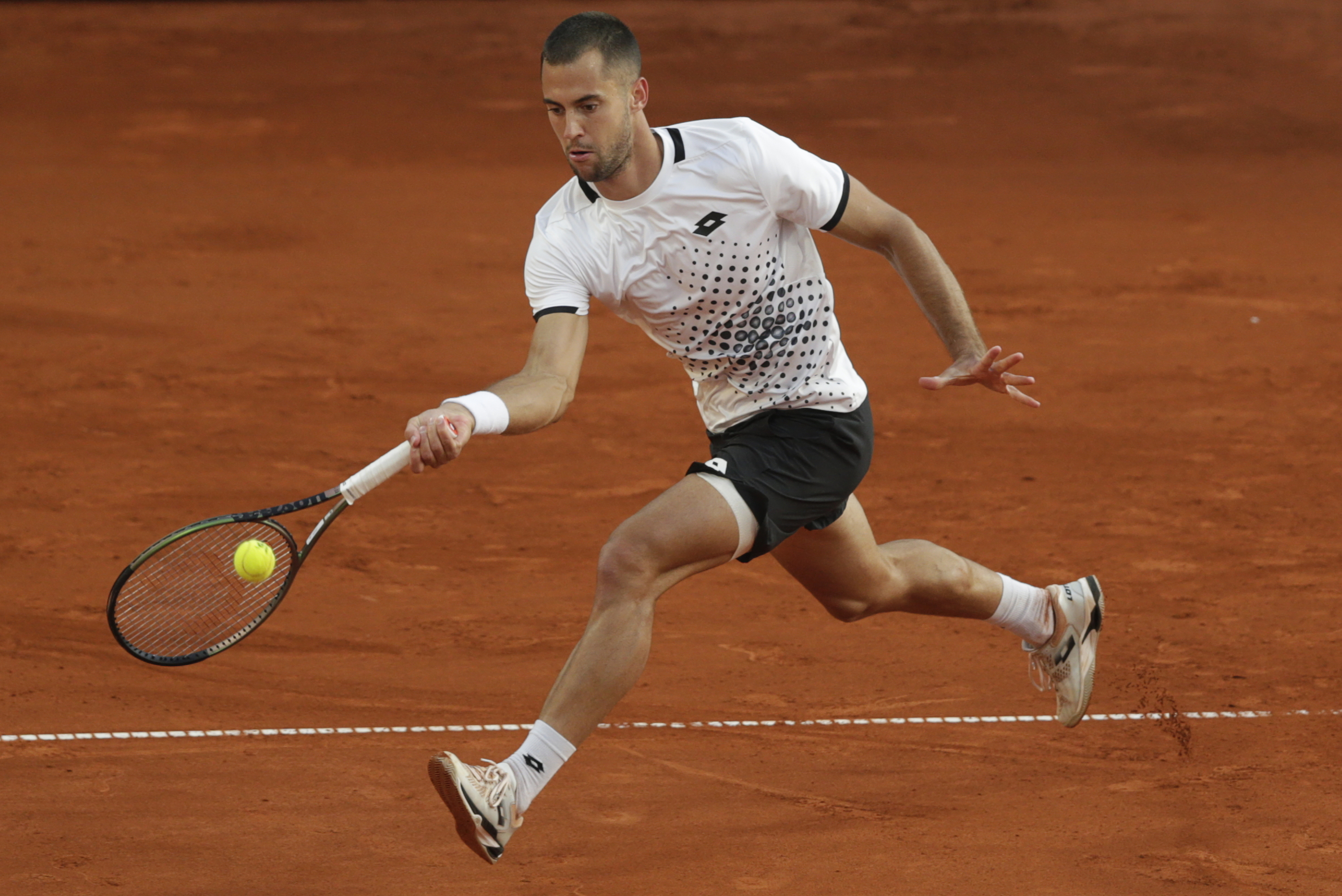 epa09899132 Laslo Djere of Serbia in action against Novak Djokovic of Serbia during their second round match of the Serbia Open tennis tournament in Belgrade, Serbia, 20 April 2022.  EPA-EFE/ANDREJ CUKIC