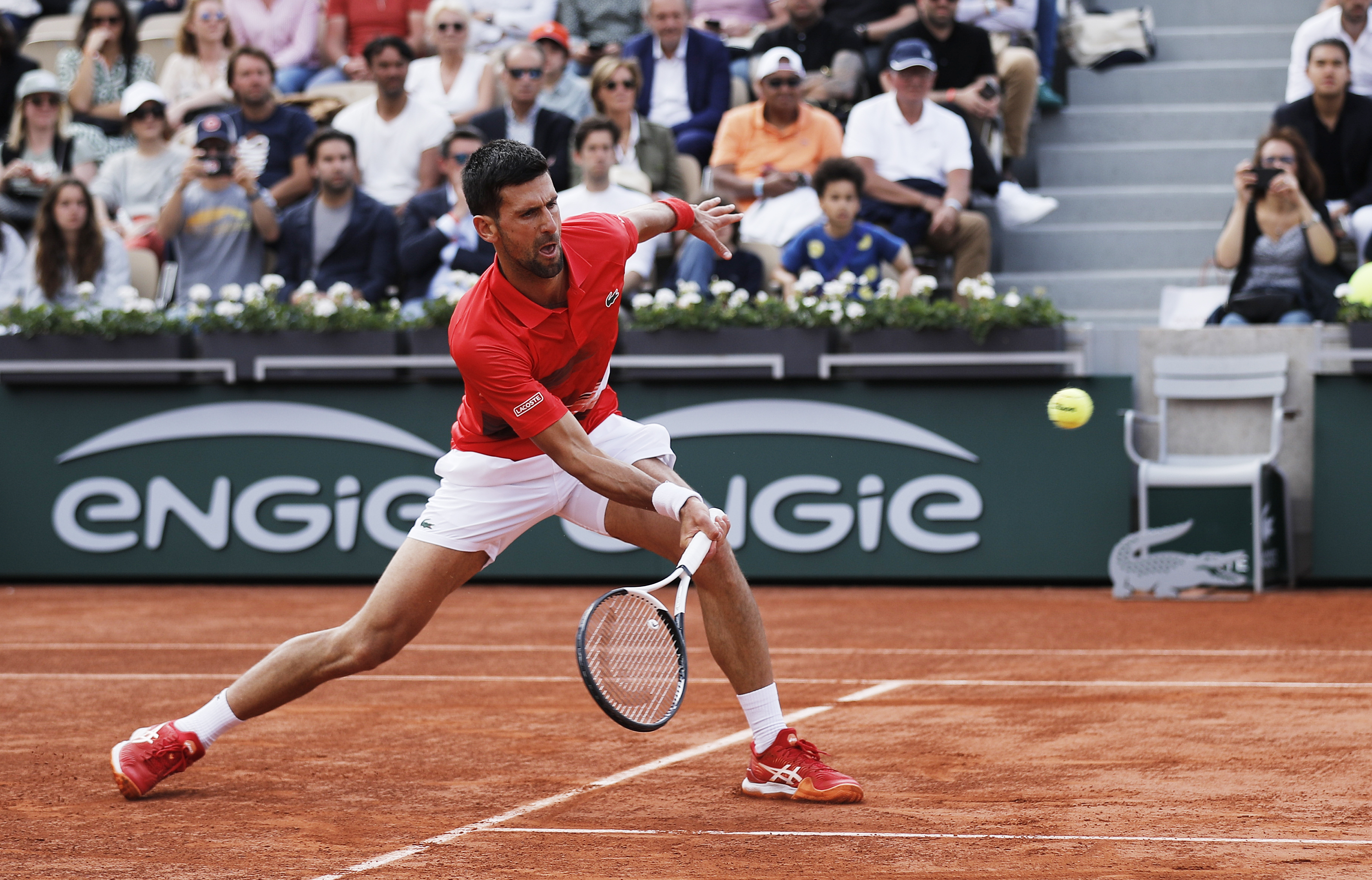 epa09974872 Novak Djokovic of Serbia hits a forehand in the men's second round match against Alex Molcan of Slovakia during the French Open tennis tournament at Roland Garros in Paris, France, 25 May 2022.  EPA-EFE/CHRISTOPHE PETIT TESSON