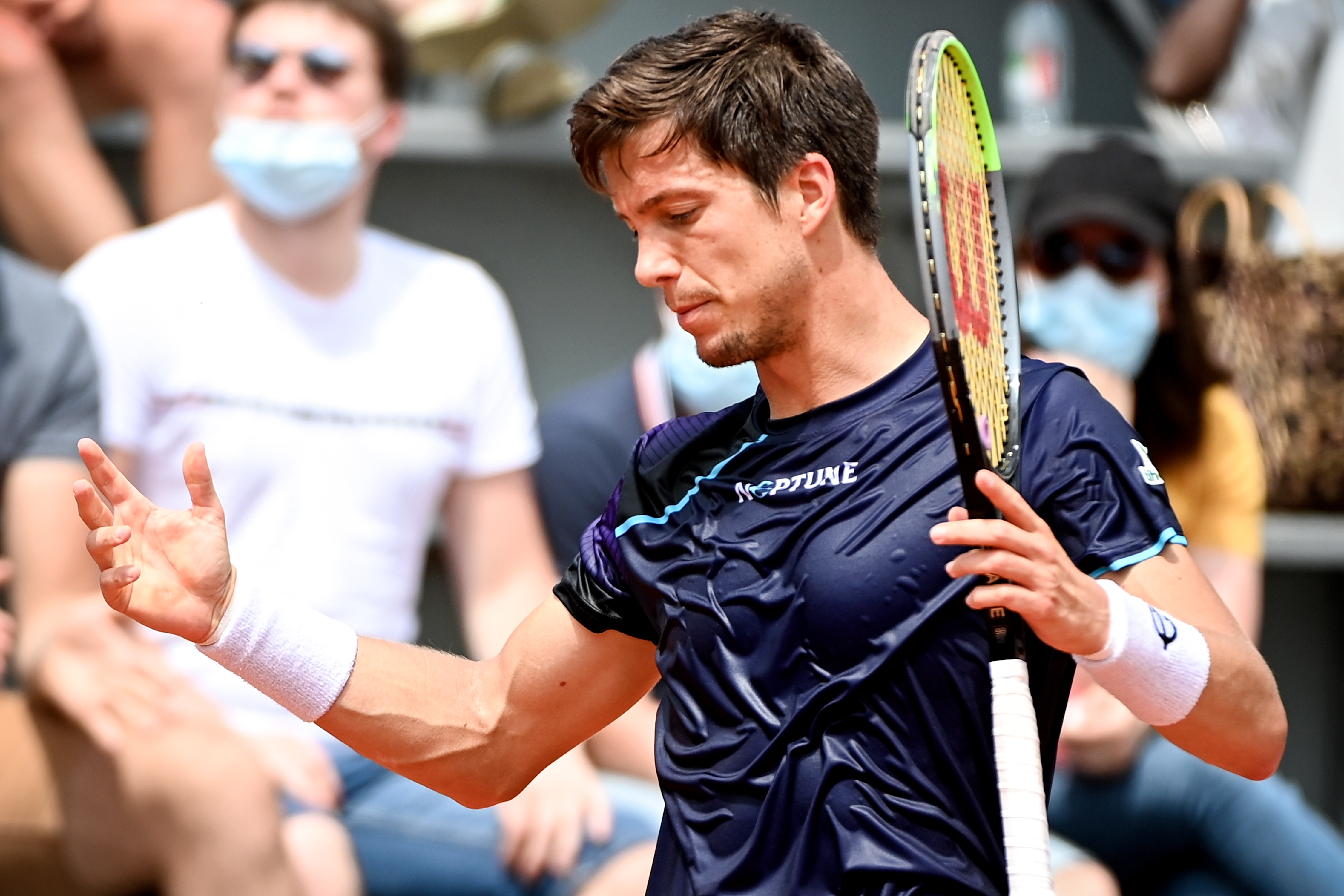 epa09244752 Aljaz Bedene of Slovenia reacts during the 2nd round match against Diego Schwartzman of Argentina at the French Open tennis tournament at Roland Garros in Paris, France, 03 June 2021.  EPA-EFE/CAROLINE BLUMBERG