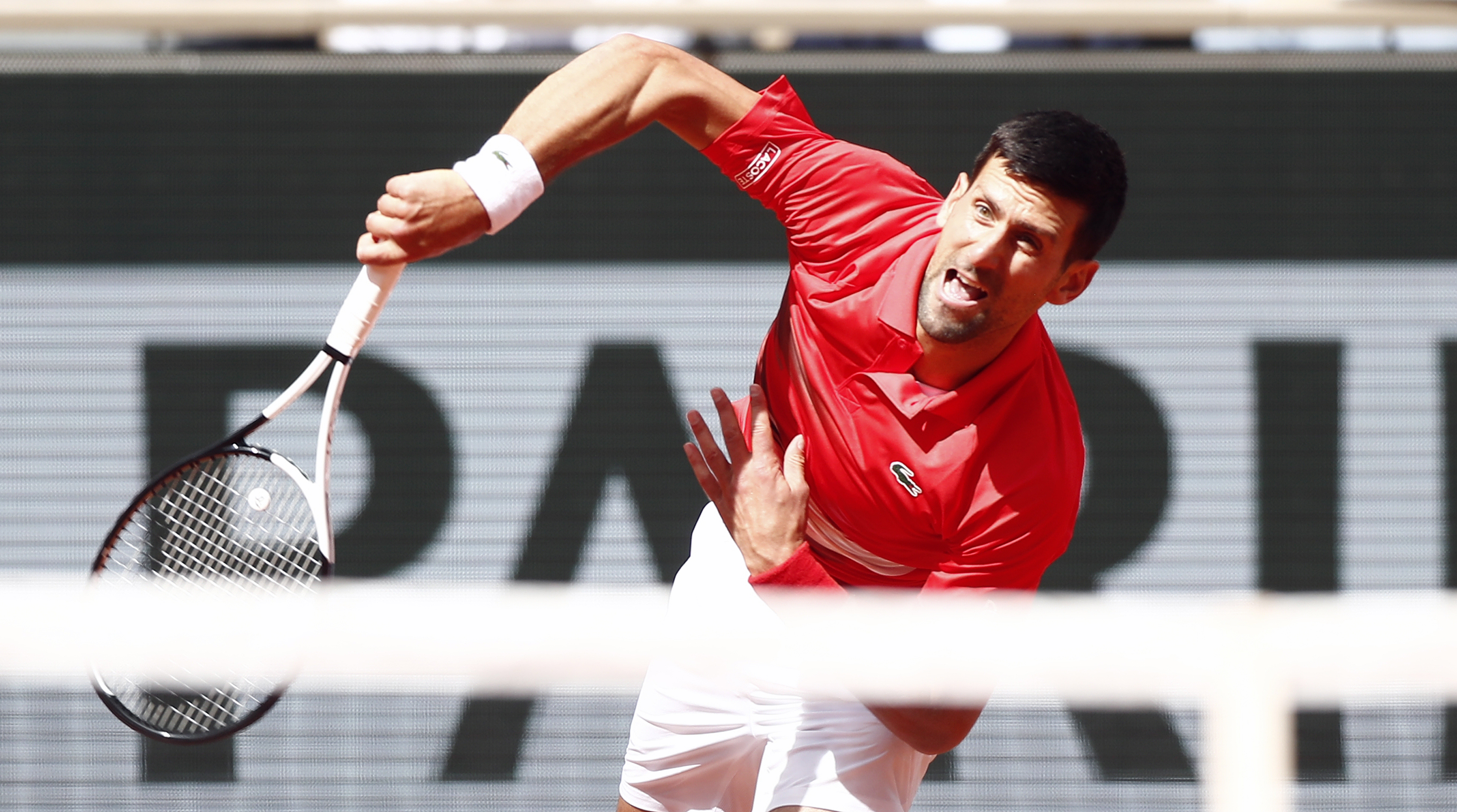 epa09979953 Novak Djokovic of Serbia serves in the men's third round match against Aljaz Bedene of Slovenia during the French Open tennis tournament at Roland Garros in Paris, France, 27 May 2022.  EPA-EFE/MOHAMMED BADRA