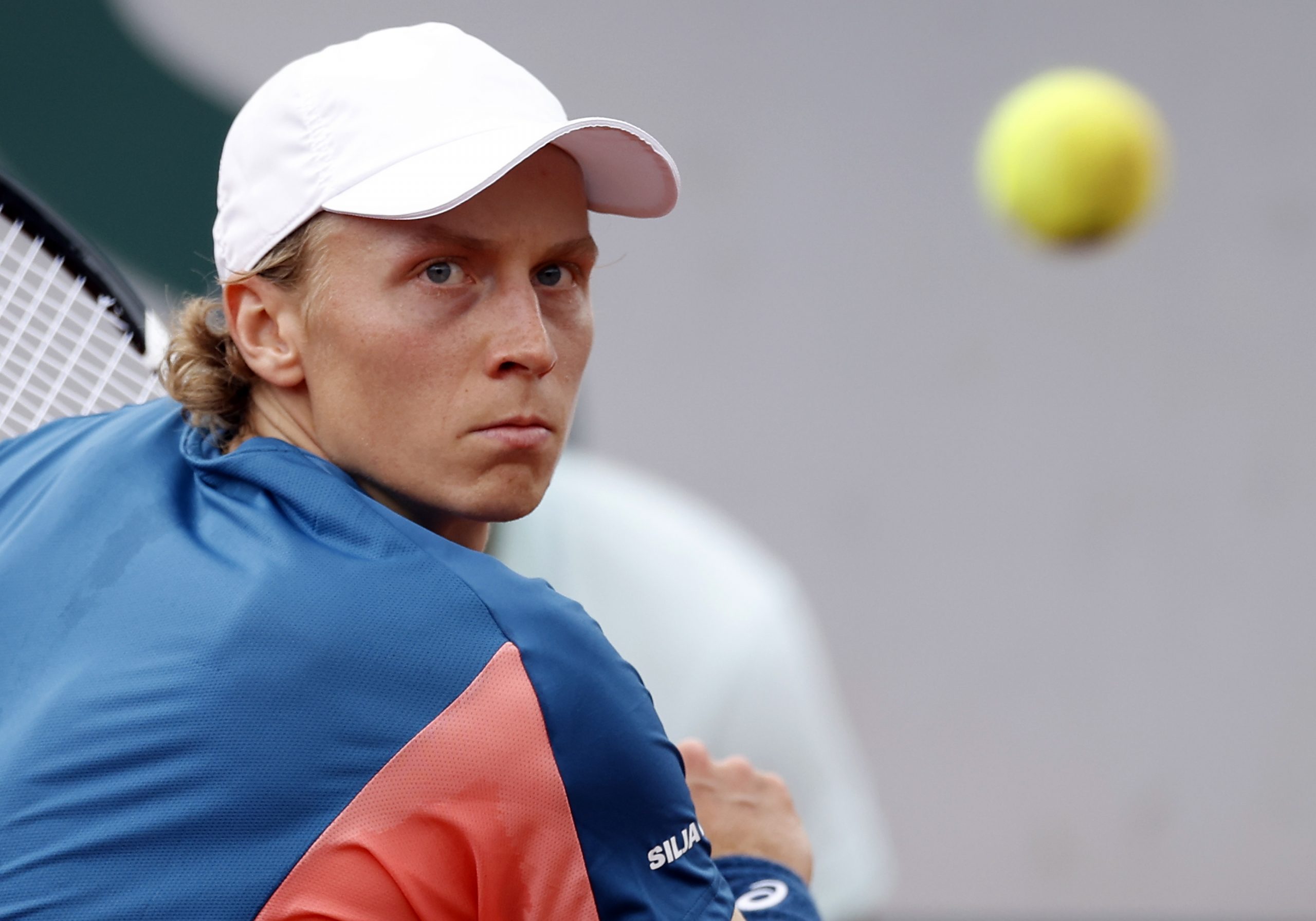 epa09976734 Emil Ruusuvuori of Finland plays Casper Ruud of Norway in their men?s second round match during the French Open tennis tournament at Roland ?Garros in Paris, France, 26 May 2022.  EPA-EFE/YOAN VALAT