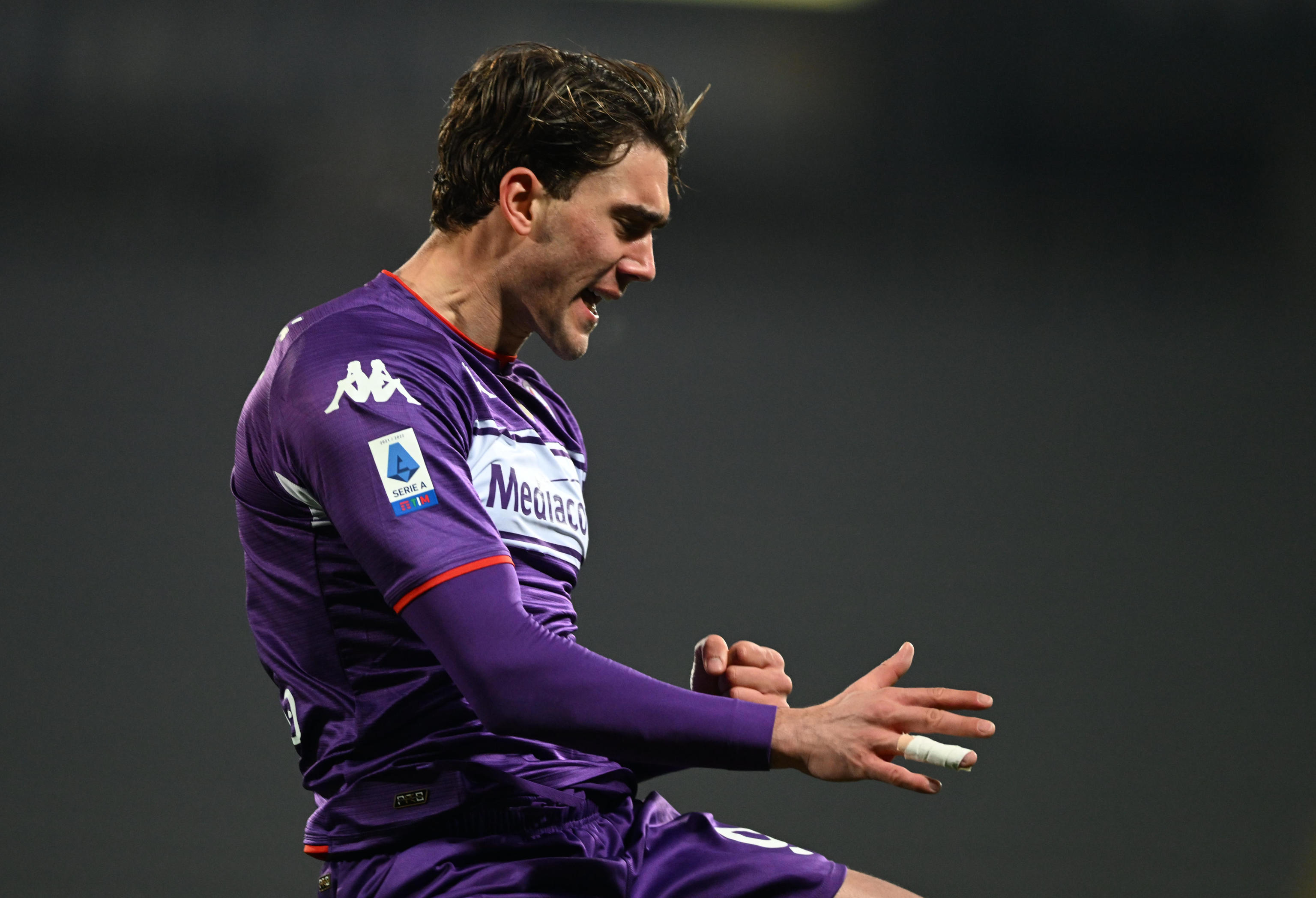 epa09691923 Fiorentina's forward Dusan Vlahovic celebrates after scoring during the Italian serie A soccer match ACF Fiorentina vs Genoa at Artemio Franchi Stadium in Florence, Italy, 17 January 2022.  EPA-EFE/CLAUDIO GIOVANNINI