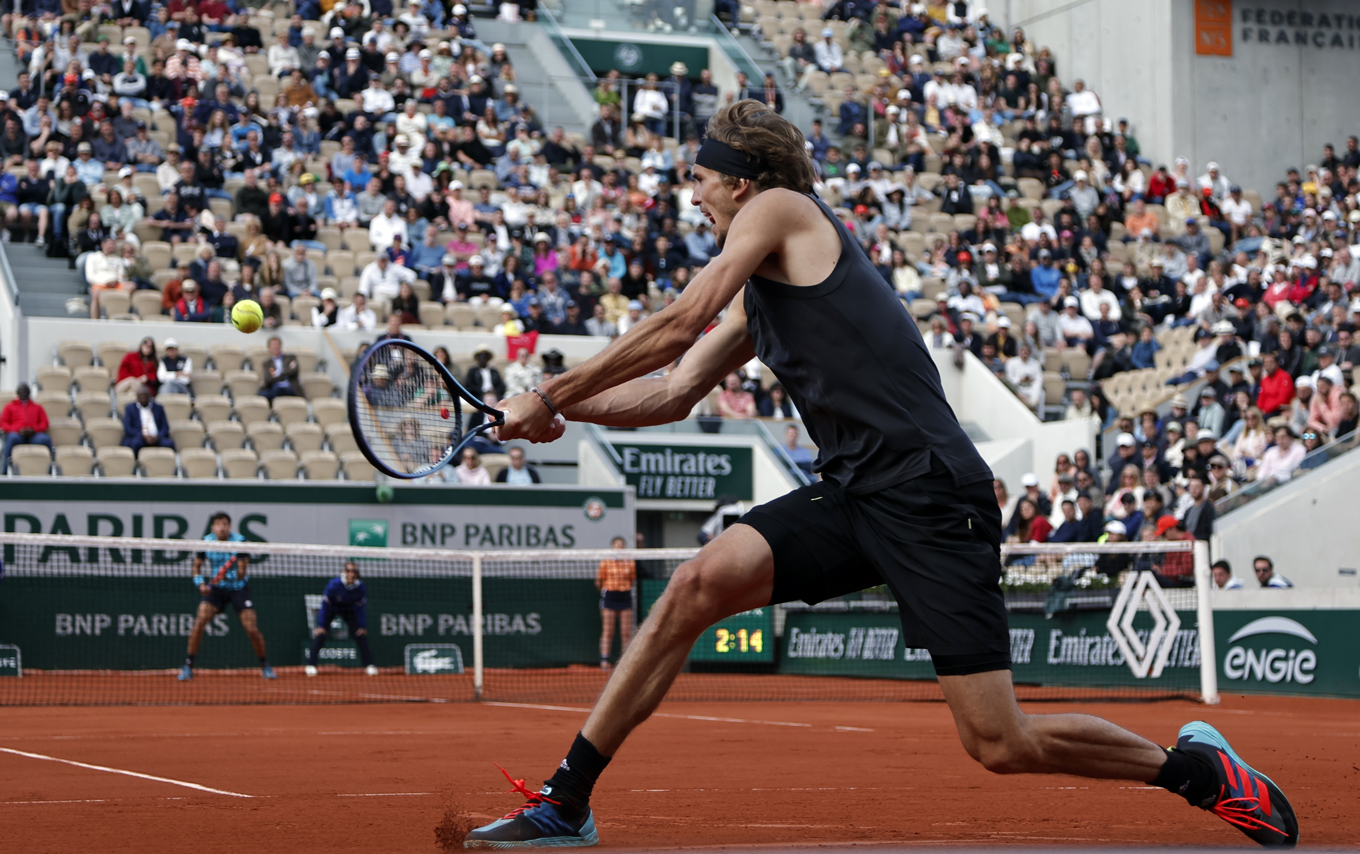 epa09984599 Alexander Zverev of Germany plays Bernabe Zapata Miralles of Spain in their men?s fourth round match during the French Open tennis tournament at Roland ?Garros in Paris, France, 29 May 2022.  EPA-EFE/CHRISTOPHE PETIT TESSON