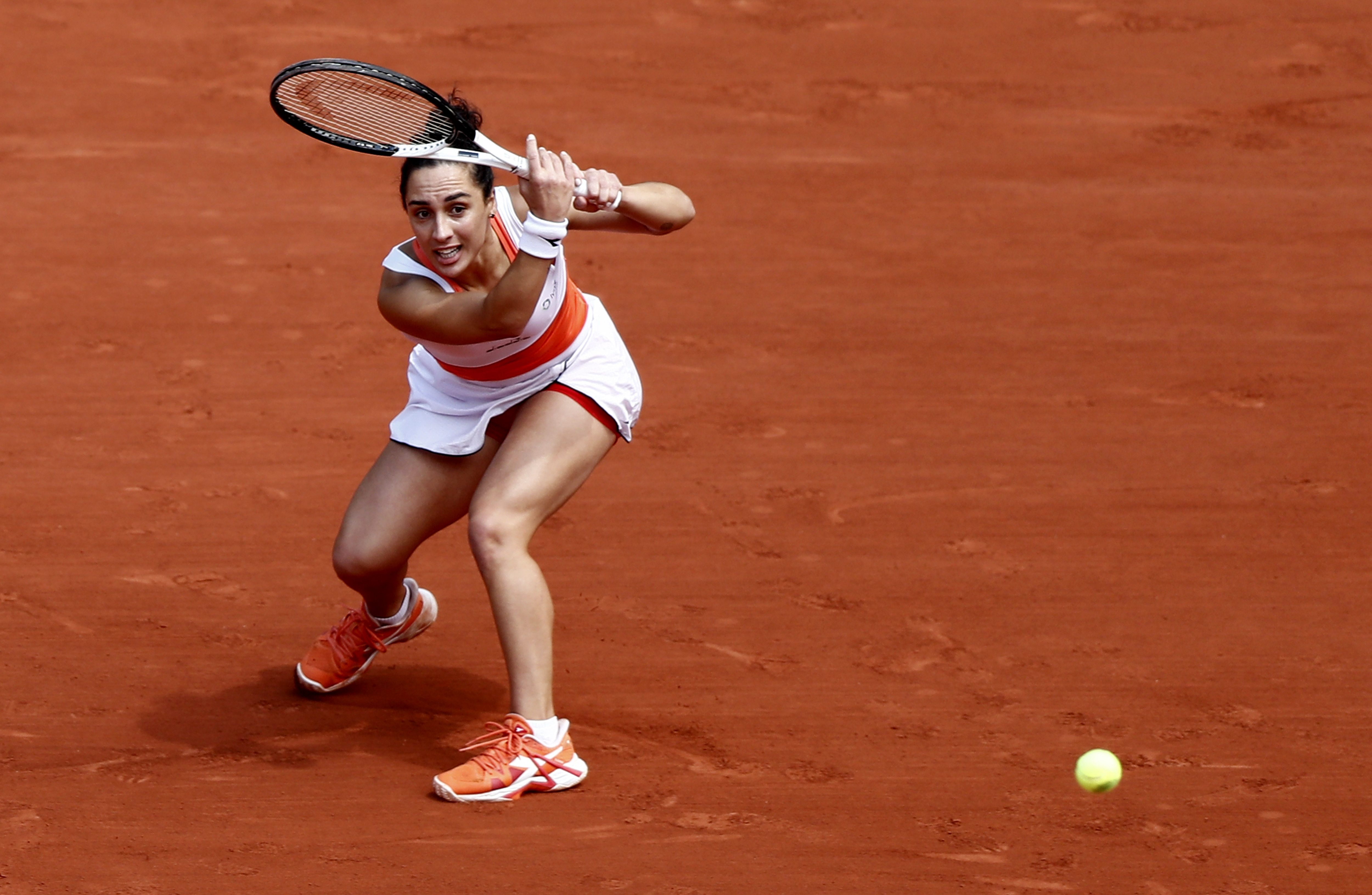 epa09987557 Martina Trevisan of Italy plays Leylah Annie Fernandez of Canada in their women?s quarterfinal match during the French Open tennis tournament at Roland ?Garros in Paris, France, 31 May 2022.  EPA-EFE/MOHAMMED BADRA