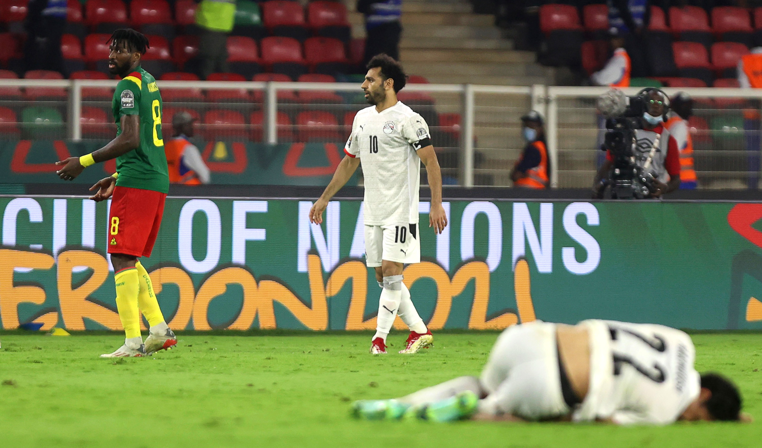 epa09725879 Mohamed Salah (C) of Egypt and Andre-Frank Zambo Anguissa (L) of Cameroon react during the 2021 Africa Cup of Nations AFCON semi final soccer match between Cameroon and Egypt in Yaounde, Cameroon, 03 February 2022.  EPA-EFE/FOOTOGRAFIIA