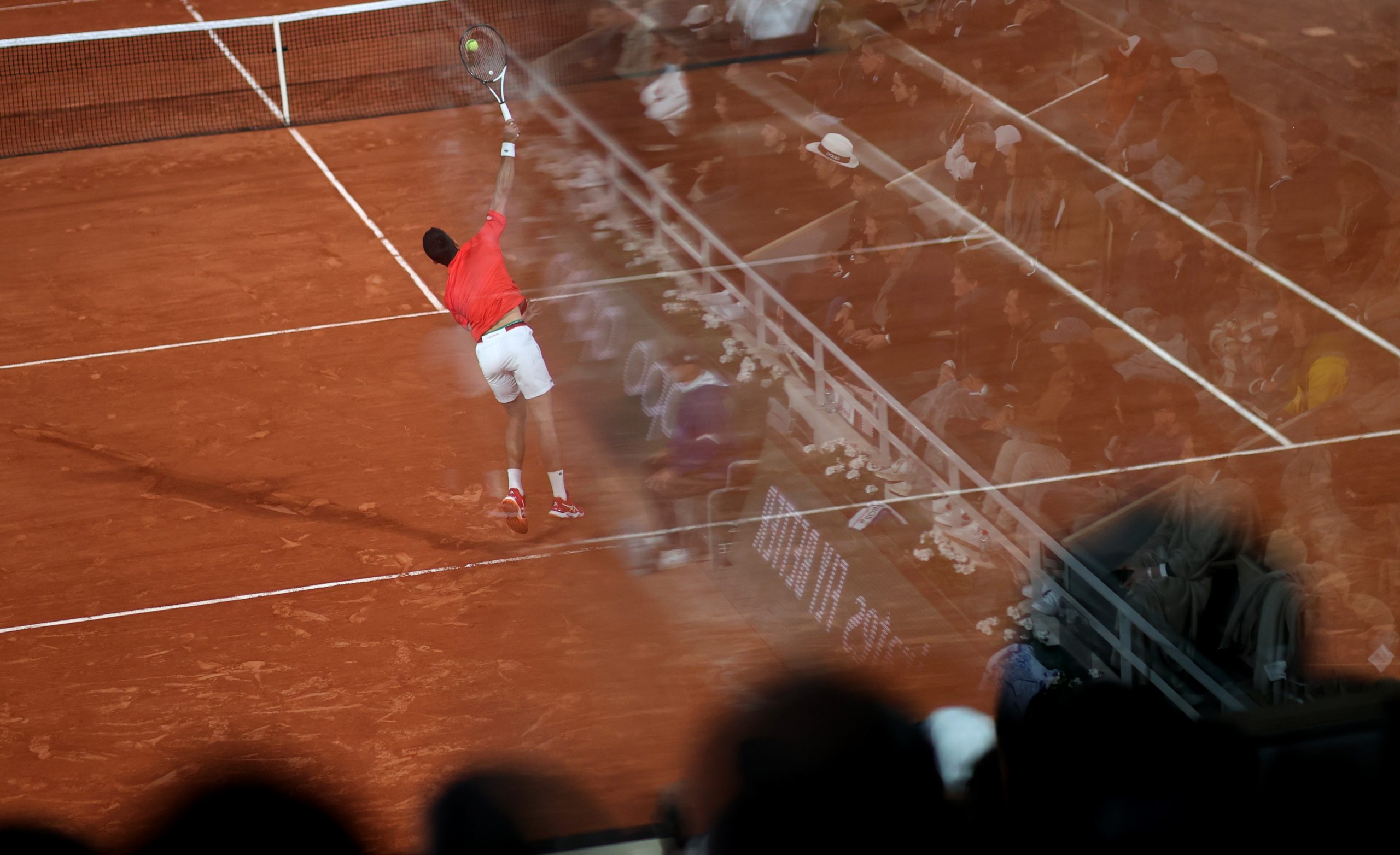 epa09988831 Novak Djokovic of Serbia plays Rafael Nadal of Spain in their men?s quarterfinal match during the French Open tennis tournament at Roland ?Garros in Paris, France, 01 June 2022.  EPA-EFE/MARTIN DIVISEK