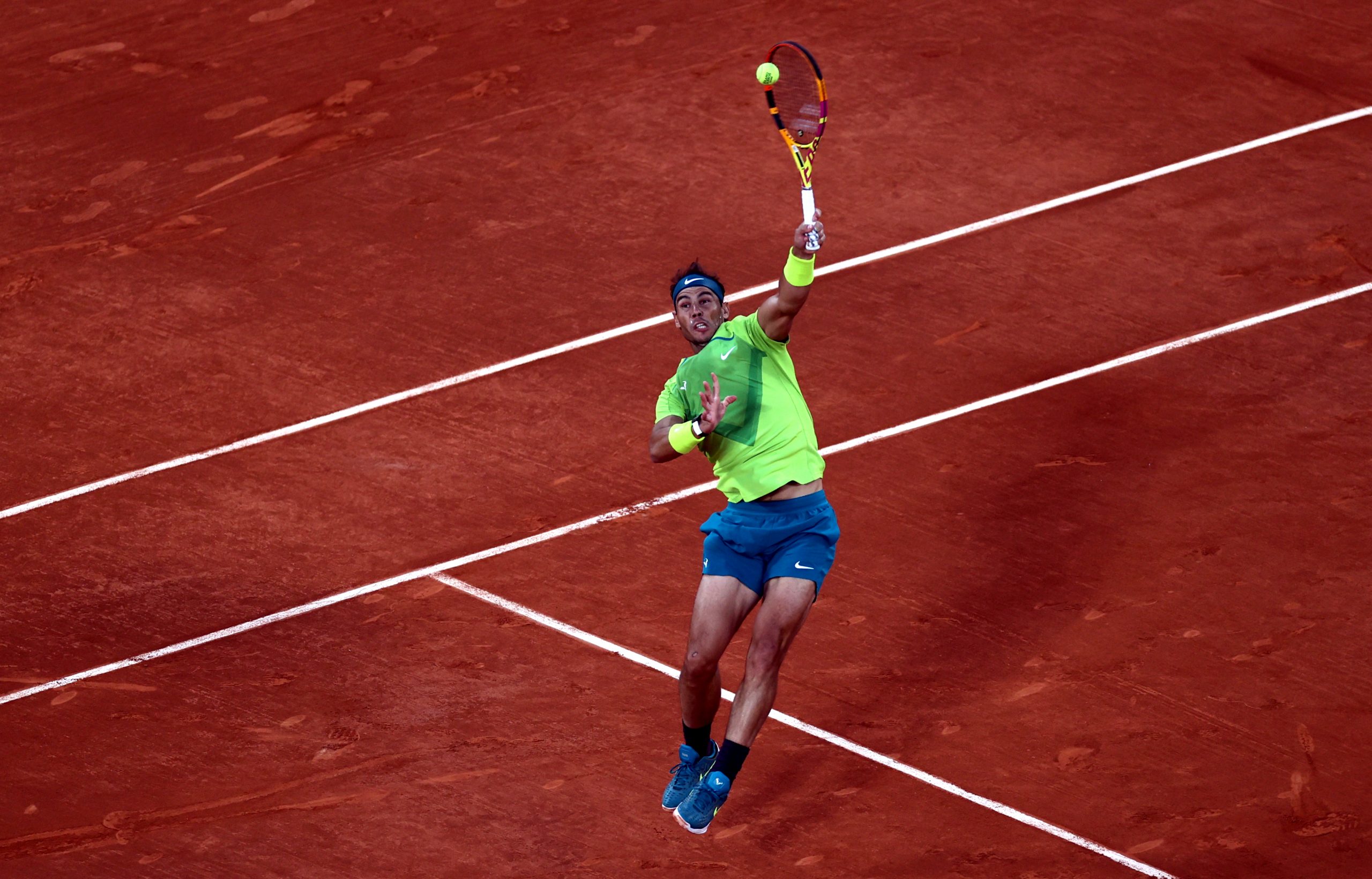 epa09988675 Rafael Nadal of Spain plays Novak Djokovic of Serbia in their men?s quarterfinal match during the French Open tennis tournament at Roland ?Garros in Paris, France, 31 May 2022.  EPA-EFE/MARTIN DIVISEK