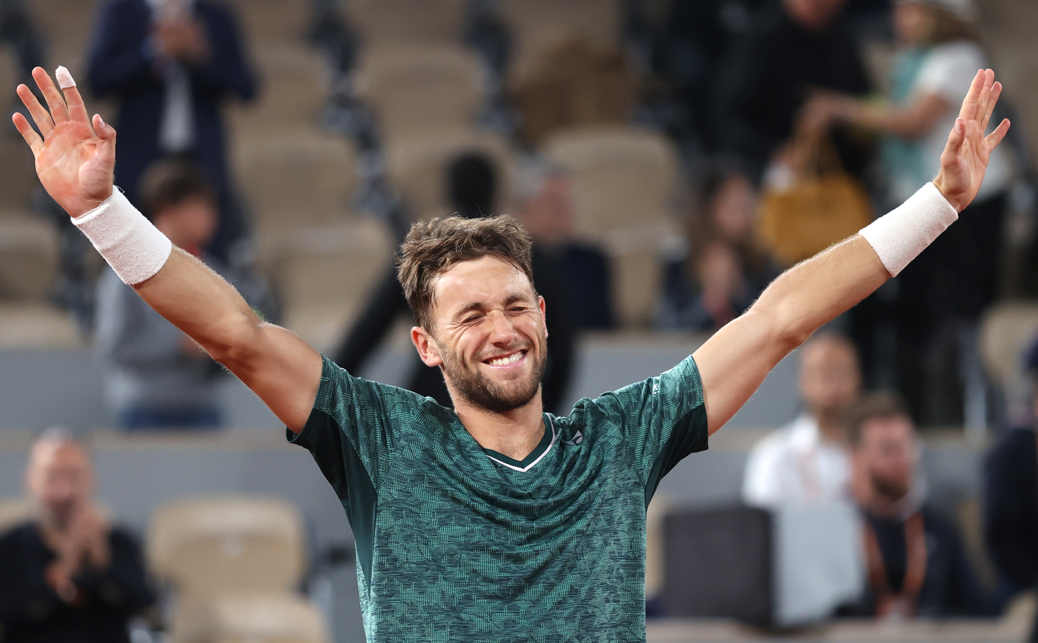 epa09994742 Casper Ruud of Norway reacts after winning against Marin Cilic of Croatia in their men?s semi final match during the French Open tennis tournament at Roland ?Garros in Paris, France, 03 June 2022.  EPA-EFE/MARTIN DIVISEK
