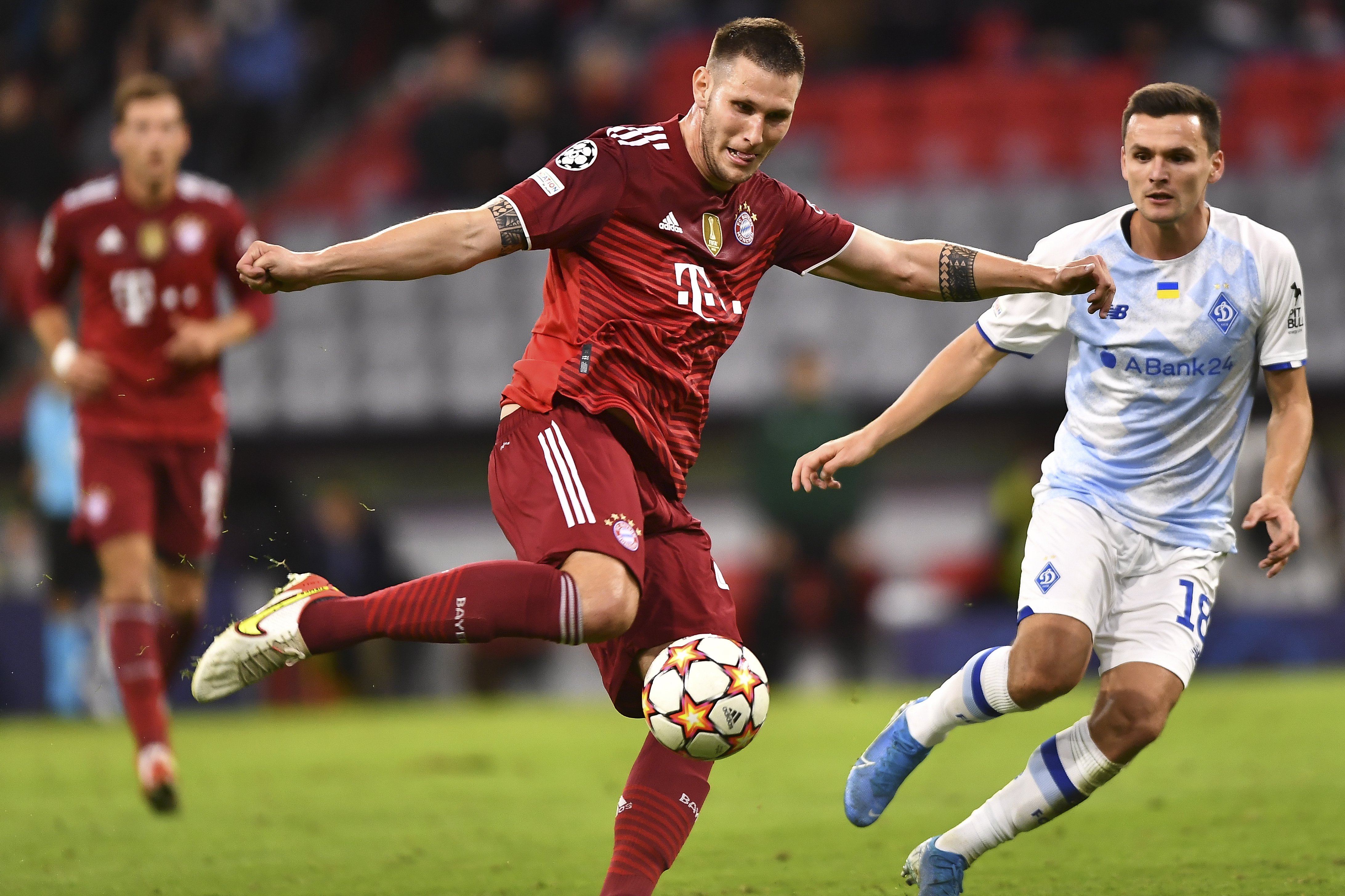 epa09496205 Bayern's Niklas Suele takes a shot during the UEFA Champions League group E soccer match between Bayern Munich and Dynamo Kiev in Munich, Germany, 29 September 2021.  EPA-EFE/Lukas Barth-Tuttas