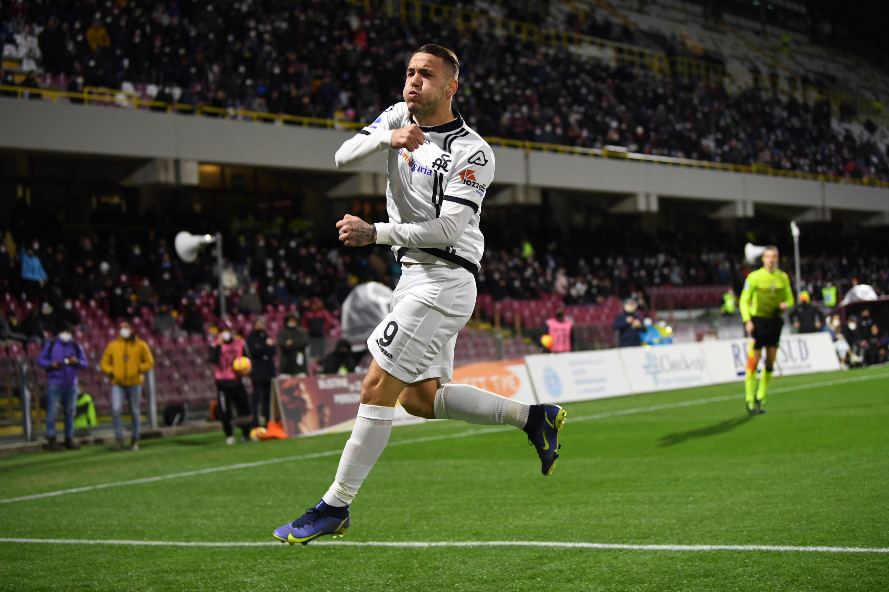 epa09736499 Spezia's Rey Manaj celebrates after scoring the goal during the Italian Serie A soccer match between US Salernitana and AC Spezia at the Arechi stadium in Salerno, Italy, 07 February 2022.  EPA-EFE/MASSIMO PICA