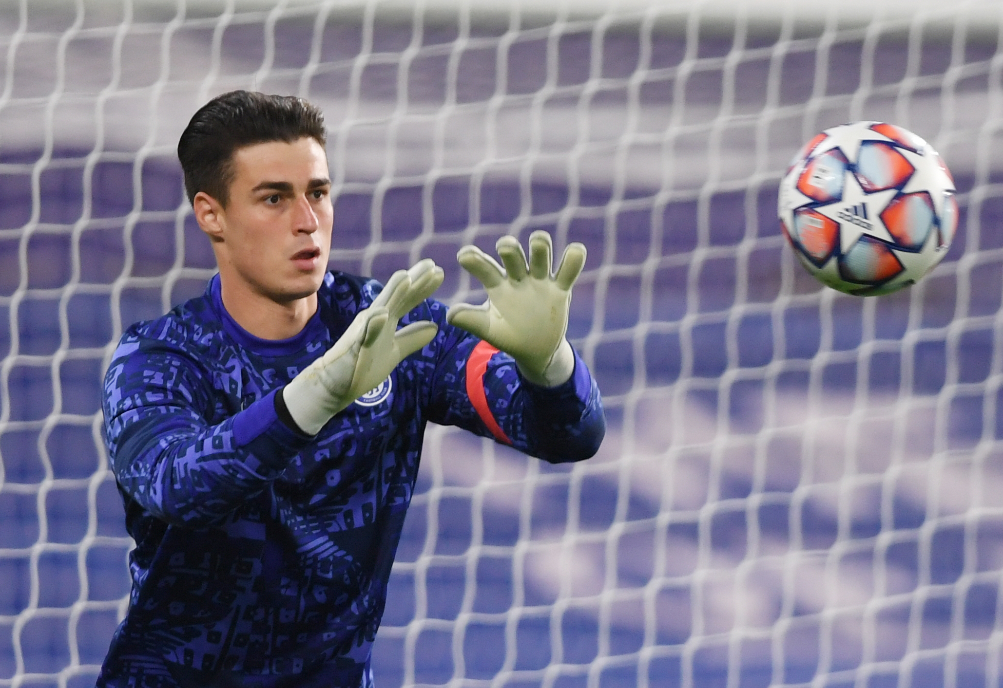 epa08759995 Kepa Arrizabalaga of Chelsea warms up ahead of the UEFA Champions League group E soccer match between Chelsea FC and Sevilla FC in London, Britain, 20 October 2020.  EPA-EFE/Mike Hewitt / POOL
