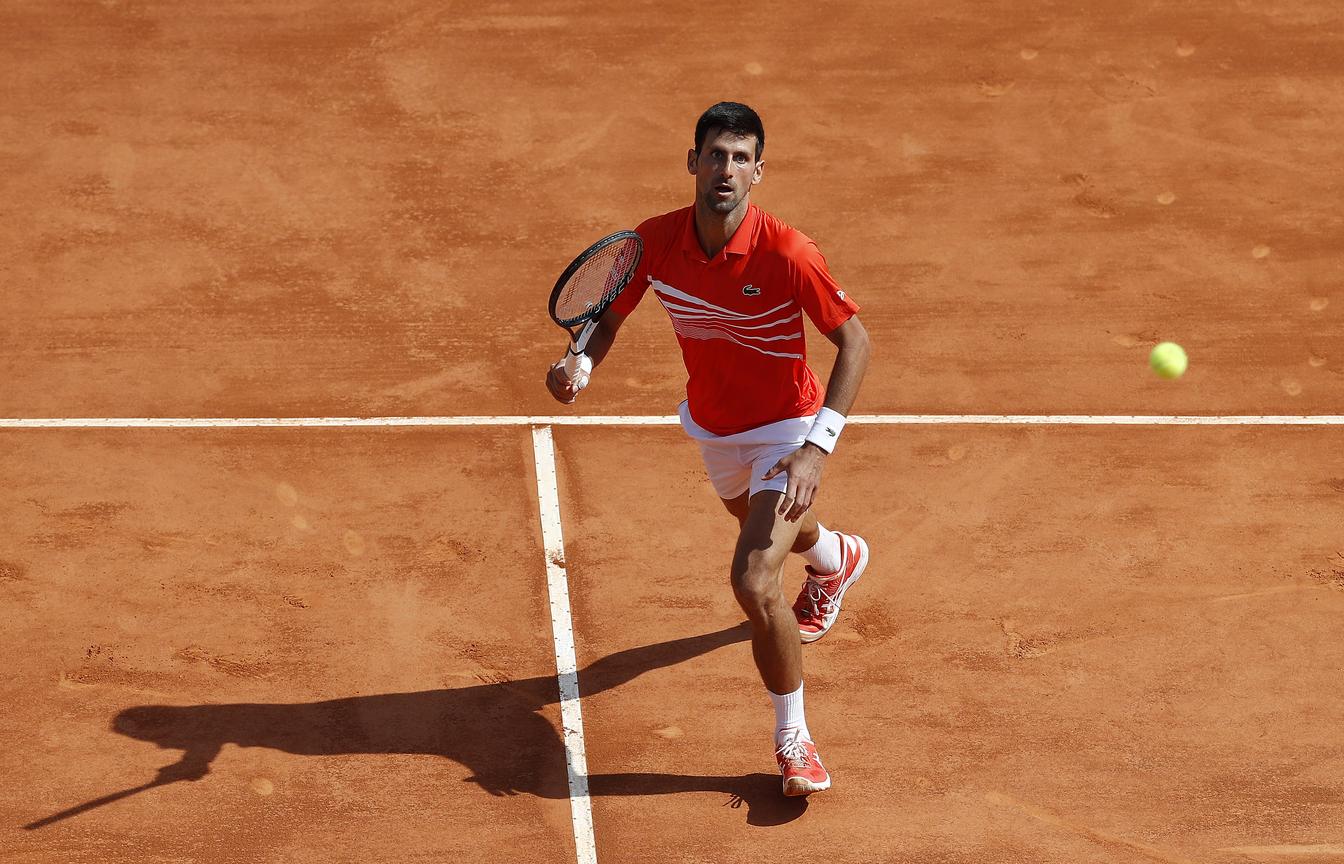 epa07515825 Novak Djokovic of Serbia in action during his quarterfinal match against Daniil Medvedev of Russia at the Monte-Carlo Rolex Masters tournament in Roquebrune Cap Martin, France, 19 April 2019.  EPA-EFE/SEBASTIEN NOGIER