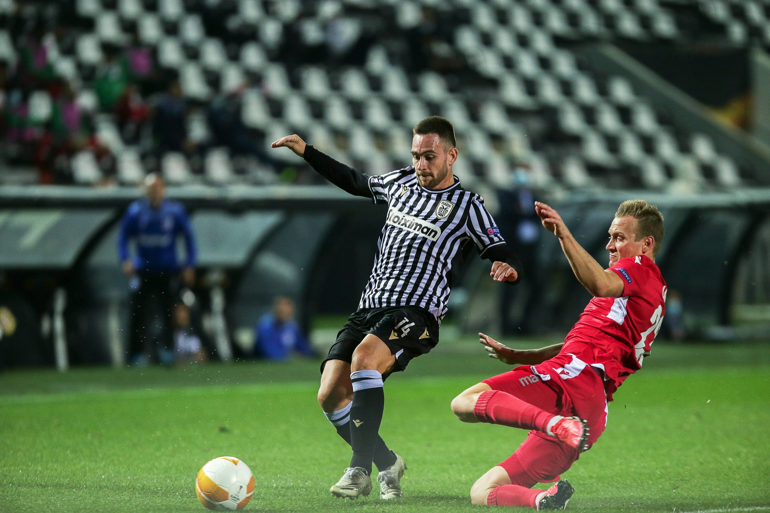epa08766121 Andrija Zivkovic (L) of PAOK in action against Adam Lang (R) of Omonia during the UEFA Europa League group E soccer match between PAOK FC and Omonia Nicosia in Thessaloniki, Greece, 22 October 2020.  EPA-EFE/ACHILLEAS CHIRAS
