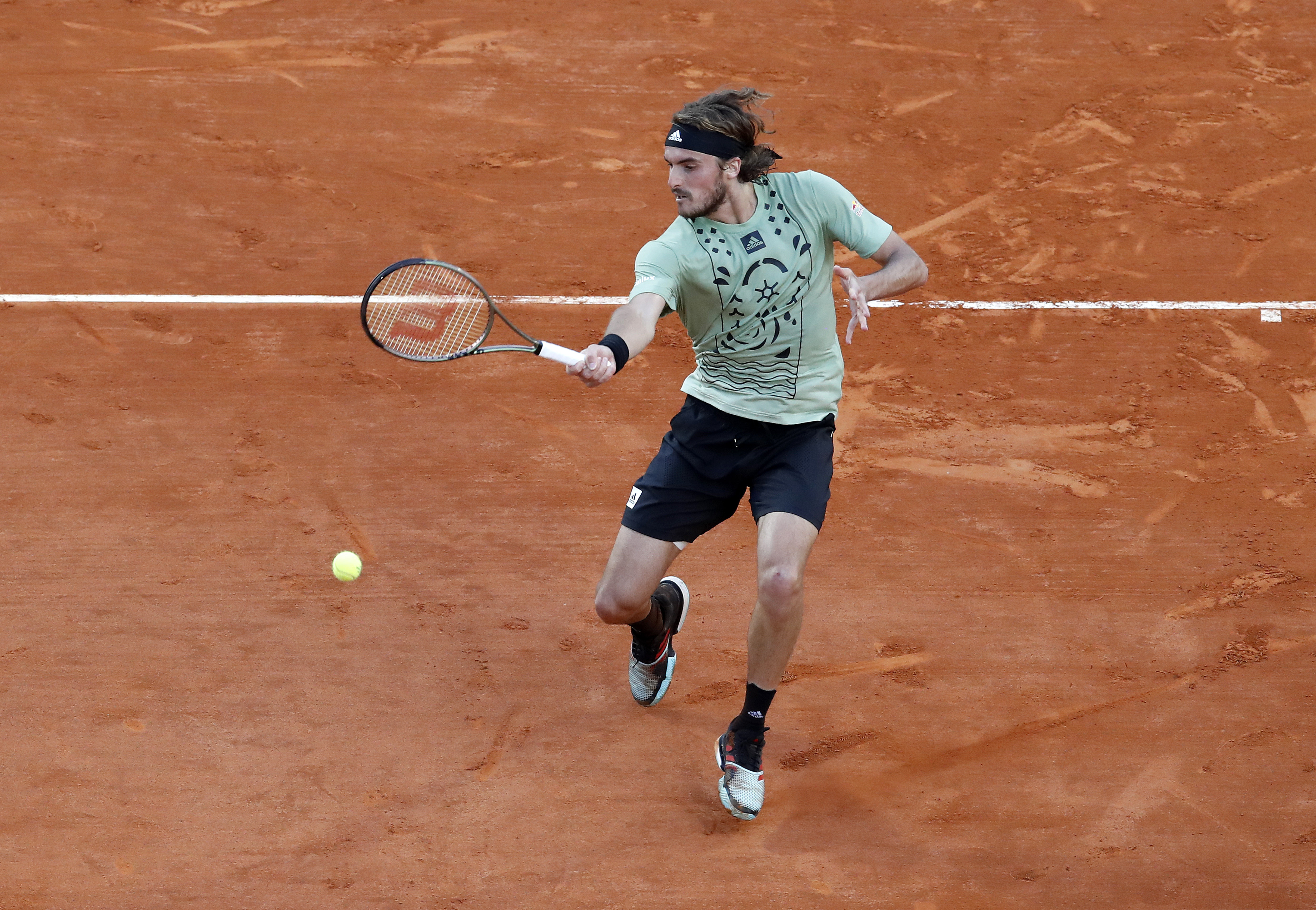 epa09893463 Stefanos Tsitsipas of Greece in action against Alexander Zverev of Germany during their semi final match at the Monte-Carlo Rolex Masters tournament in Roquebrune Cap Martin, France, 16 April 2022.  EPA-EFE/SEBASTIEN NOGIER